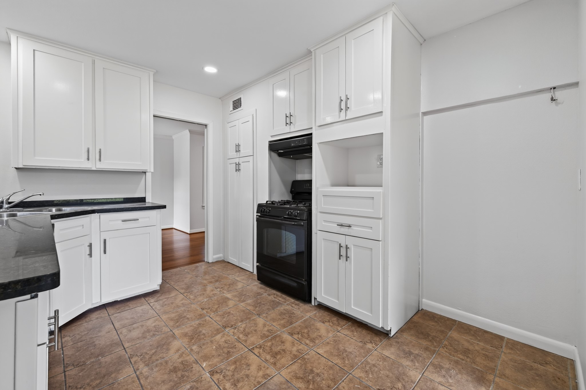 5027 Creekbend Drive Property Photo 11