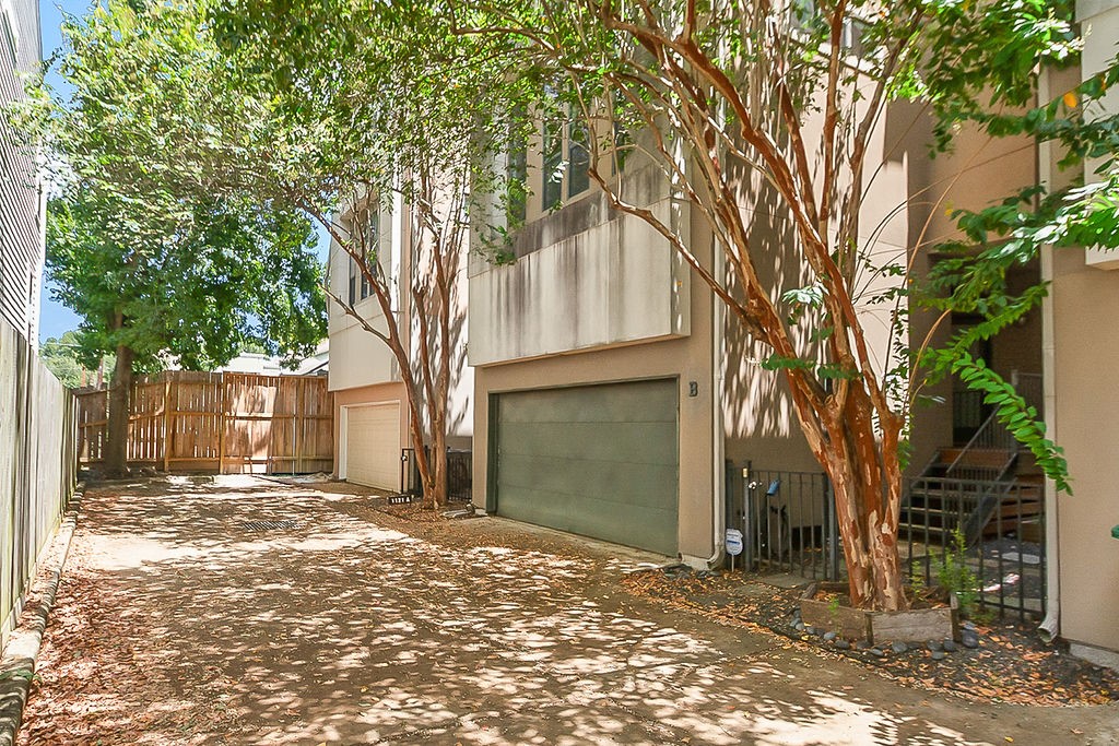 1121 W 17th Street B Property Photo 3