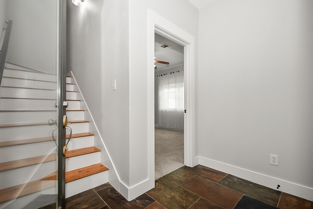1121 W 17th Street B Property Photo 4