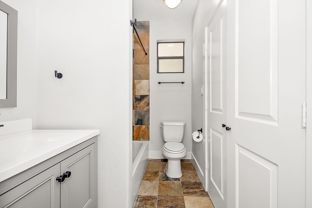 1121 W 17th Street B Property Photo 7