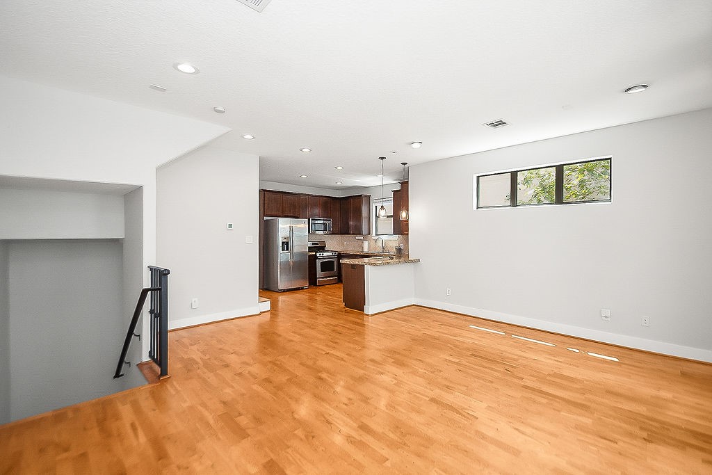 1121 W 17th Street B Property Photo 8