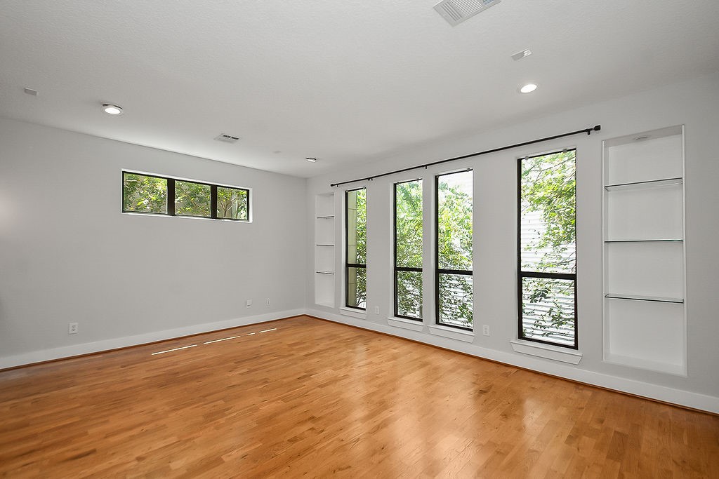 1121 W 17th Street B Property Photo 9