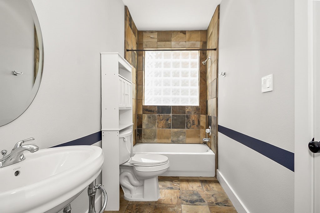 1121 W 17th Street B Property Photo 14