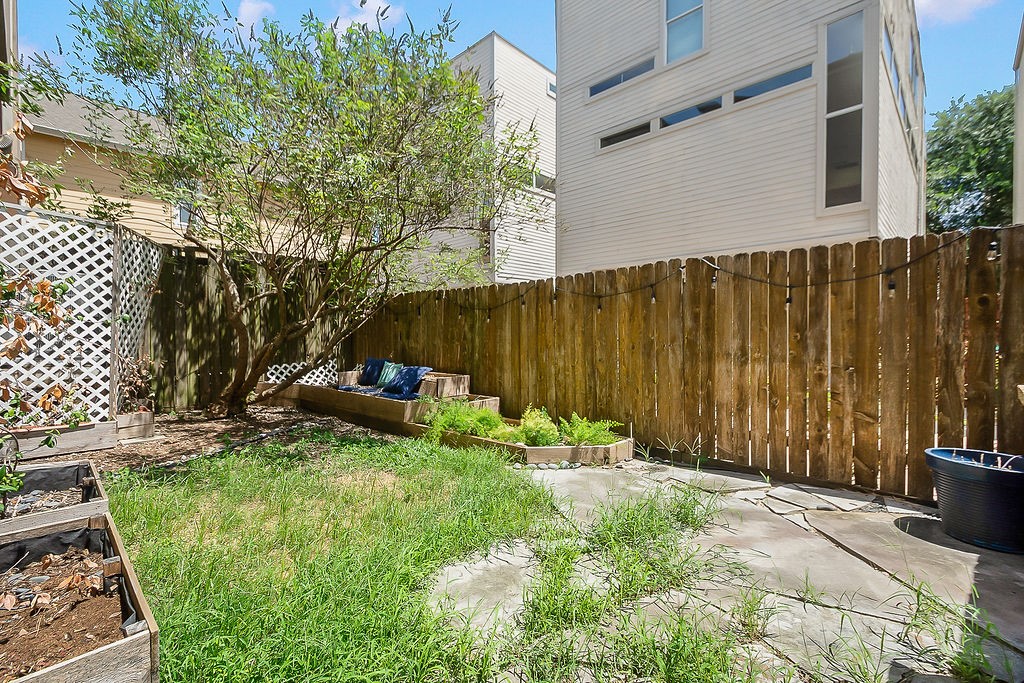 1121 W 17th Street B Property Photo 24
