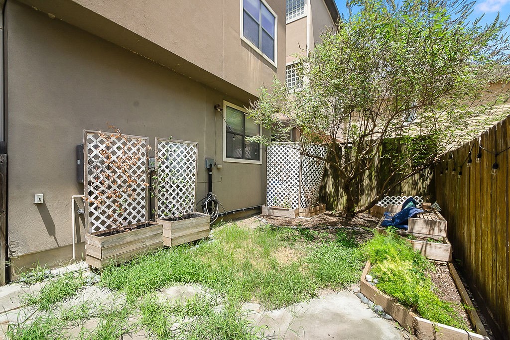 1121 W 17th Street B Property Photo 29