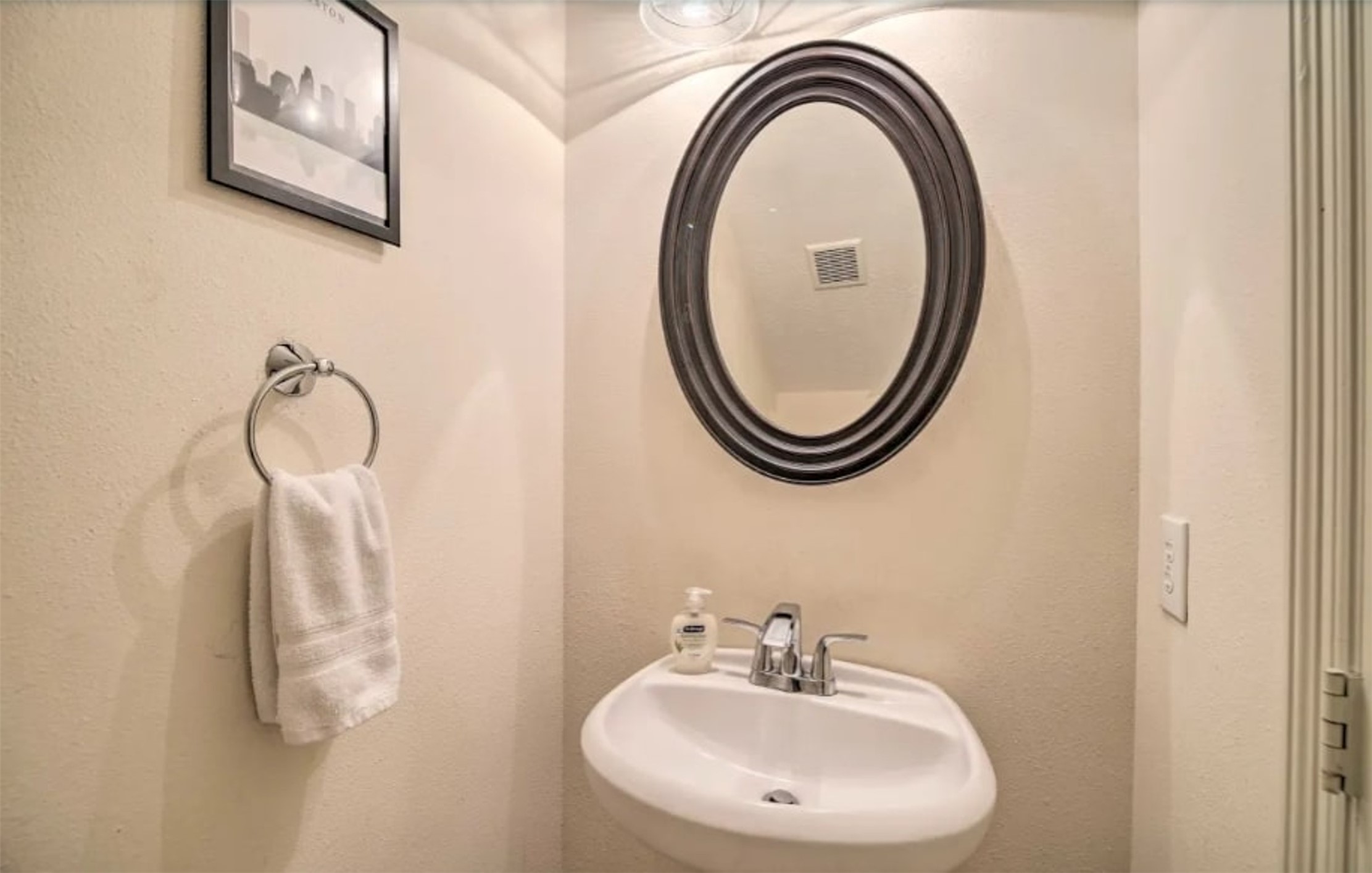 1006 Rochow Street A Property Photo 13