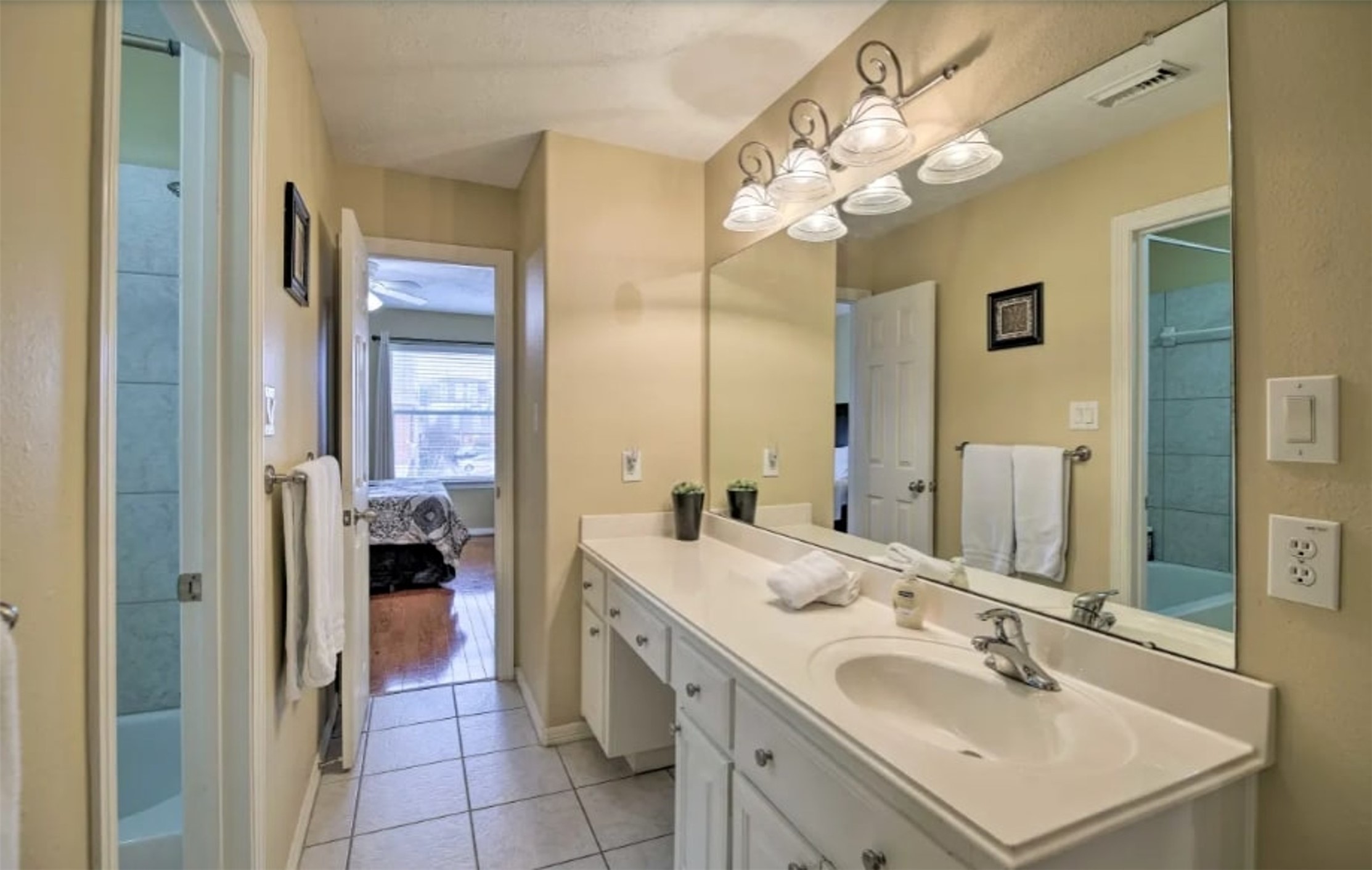 1006 Rochow Street A Property Photo 22