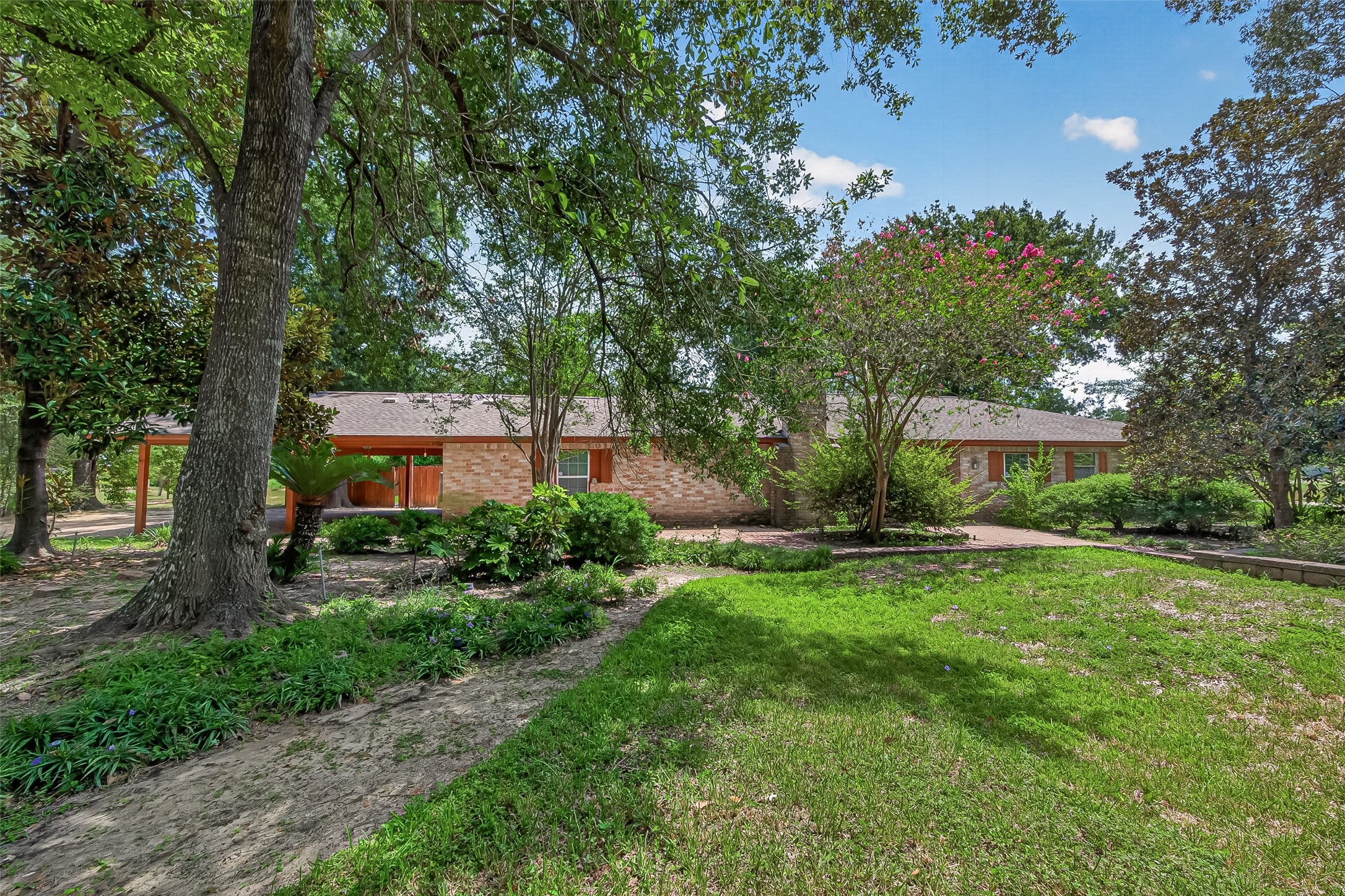 19002 Mirror Lake Drive Property Photo 4