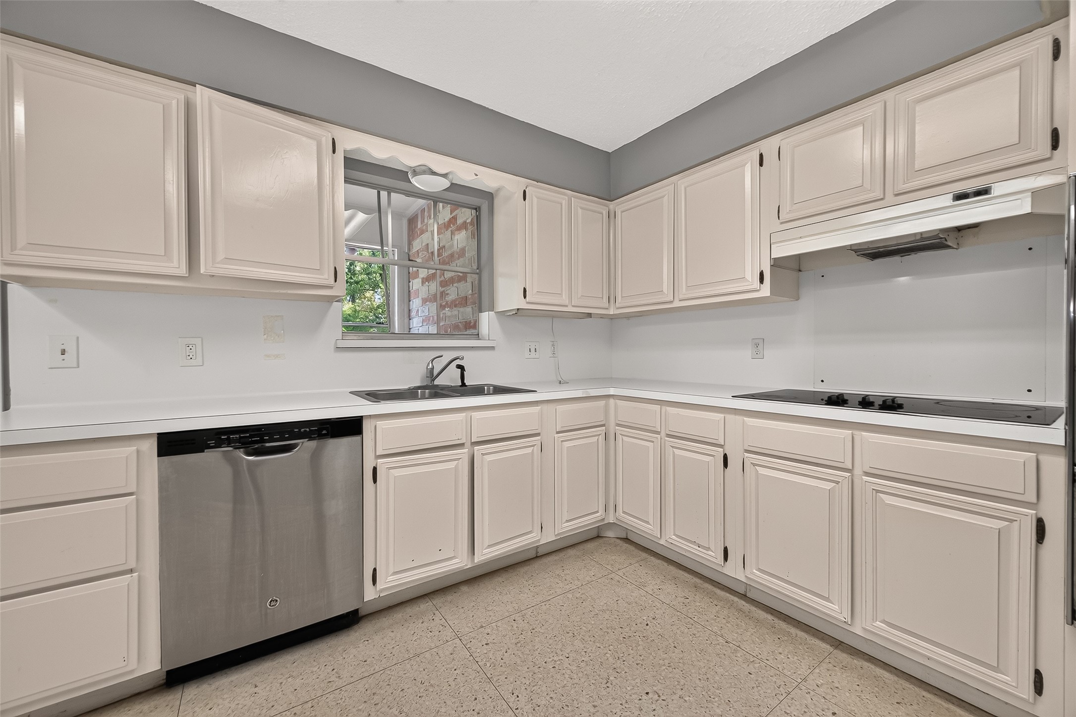 19002 Mirror Lake Drive Property Photo 15