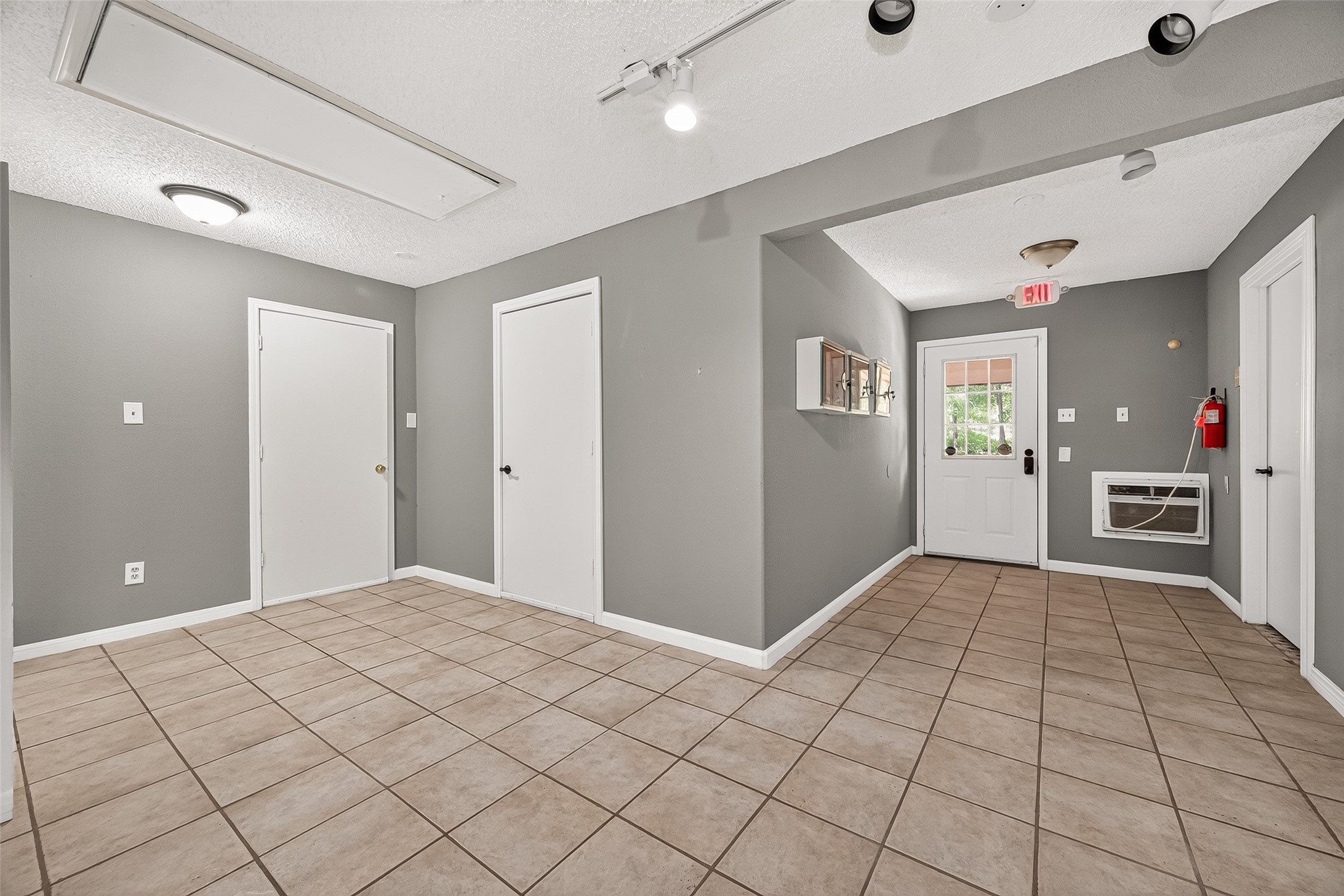19002 Mirror Lake Drive Property Photo 19