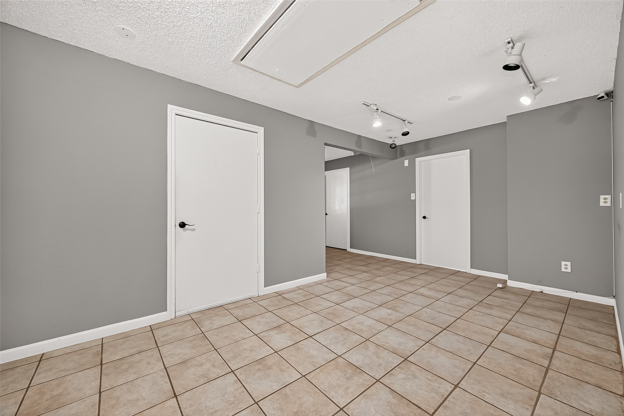 19002 Mirror Lake Drive Property Photo 20