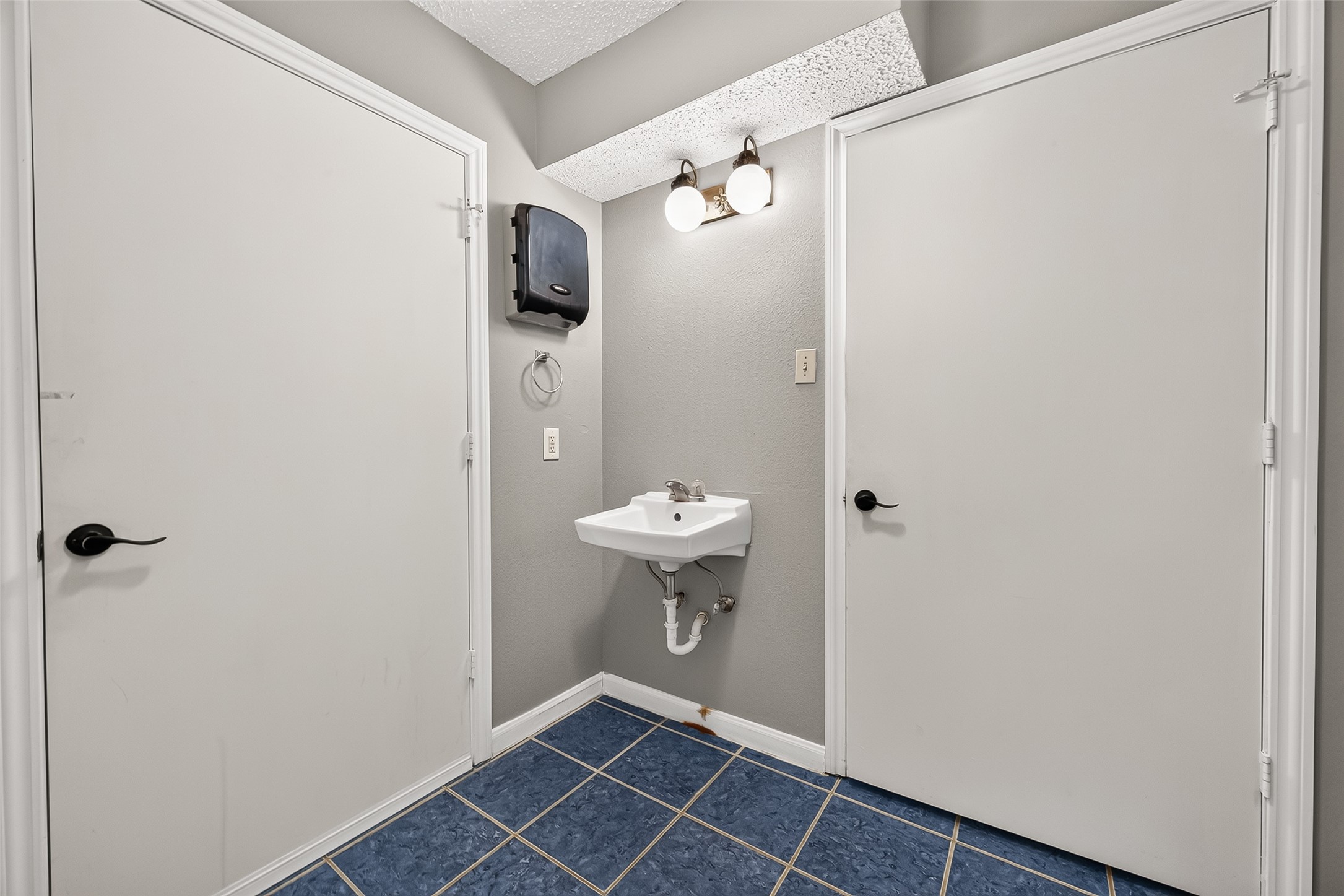 19002 Mirror Lake Drive Property Photo 24