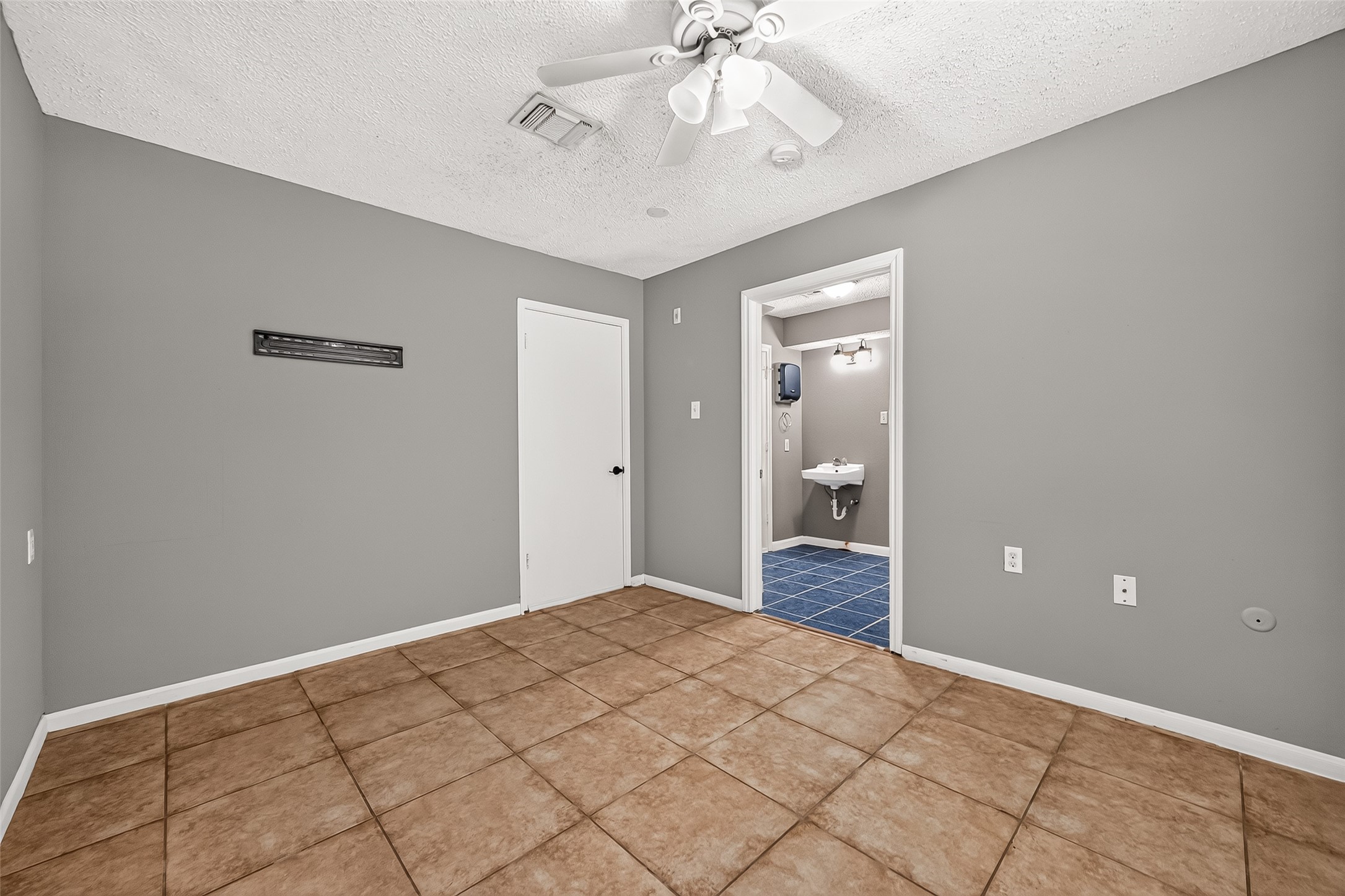 19002 Mirror Lake Drive Property Photo 27