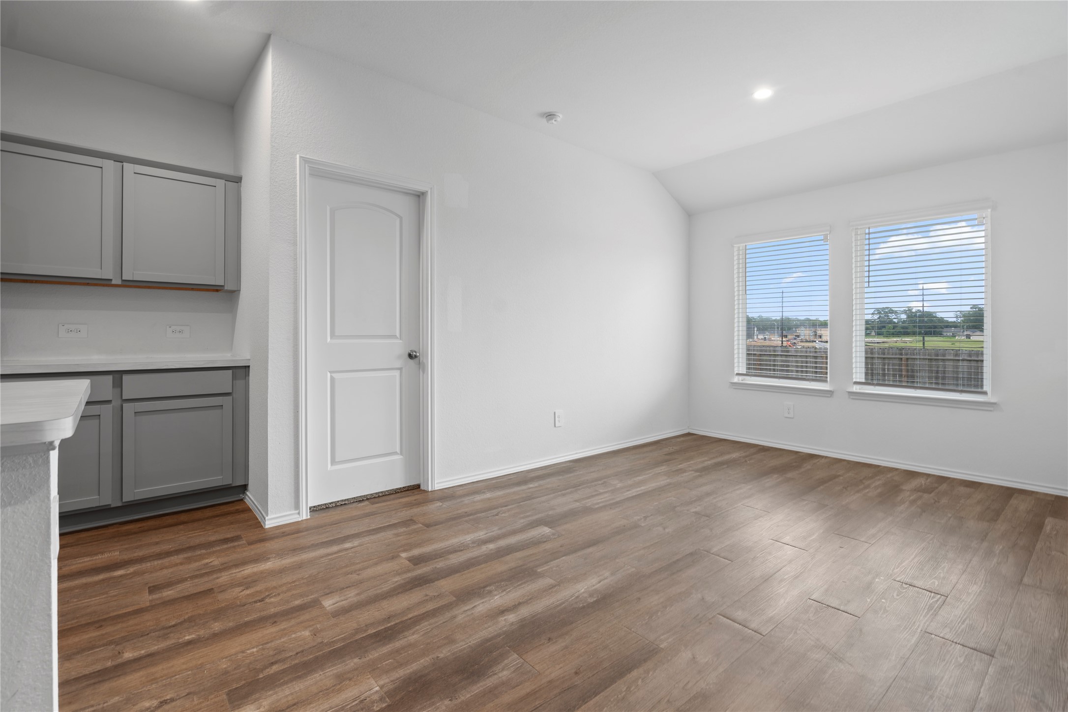 24737 Mountain Tree Drive Property Photo 6