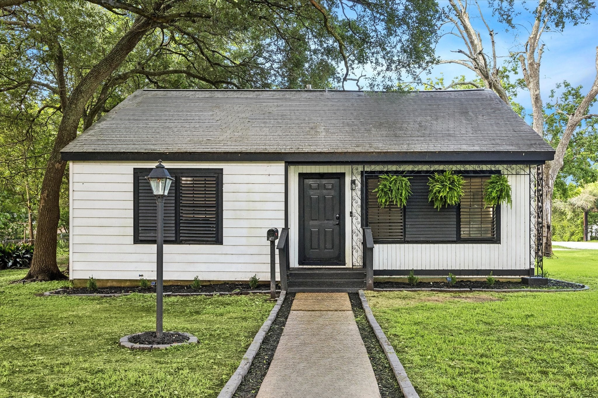 2423 Meadow Lane Property Photo 1
