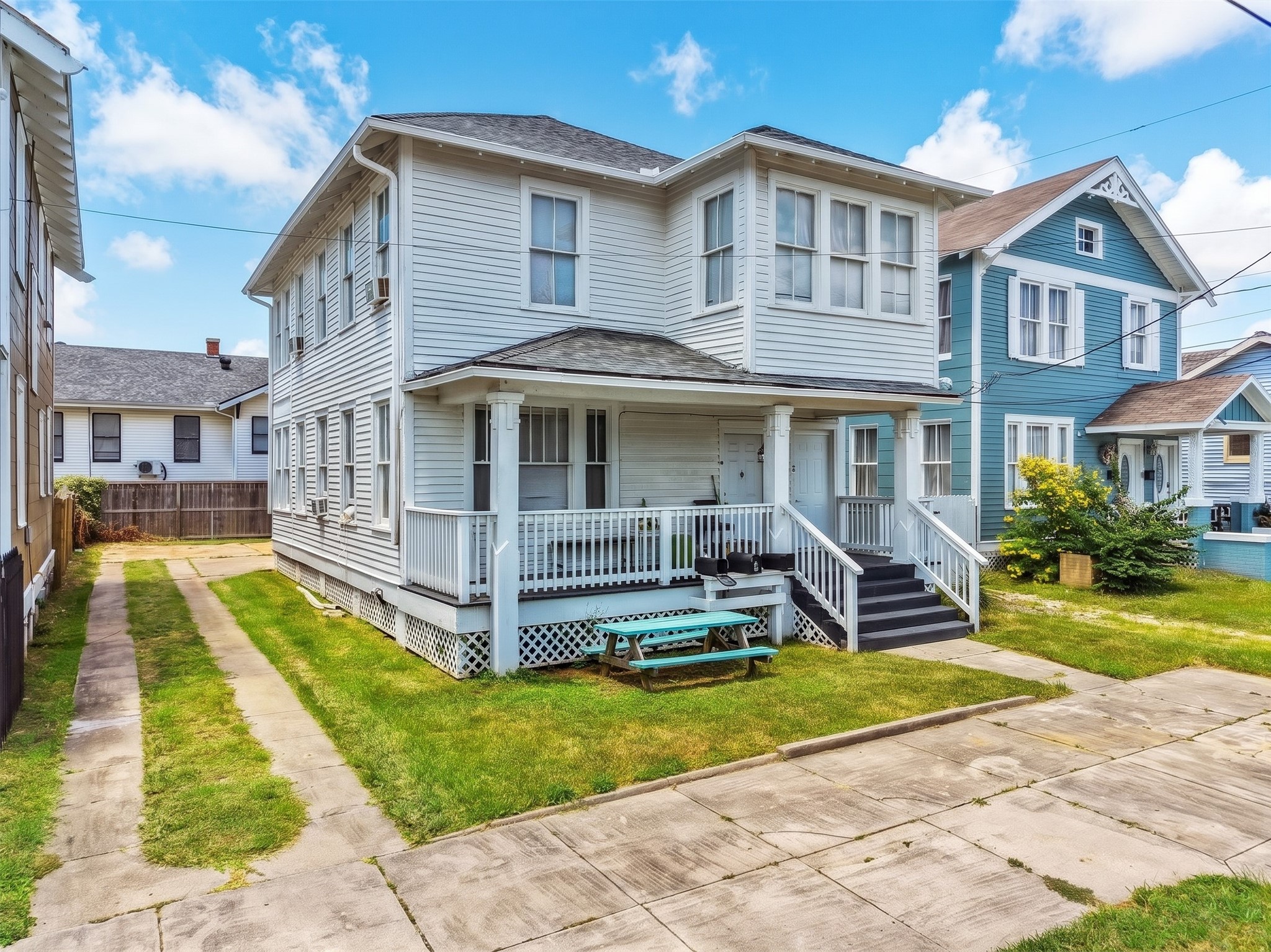 2221 35th Street Property Photo 3