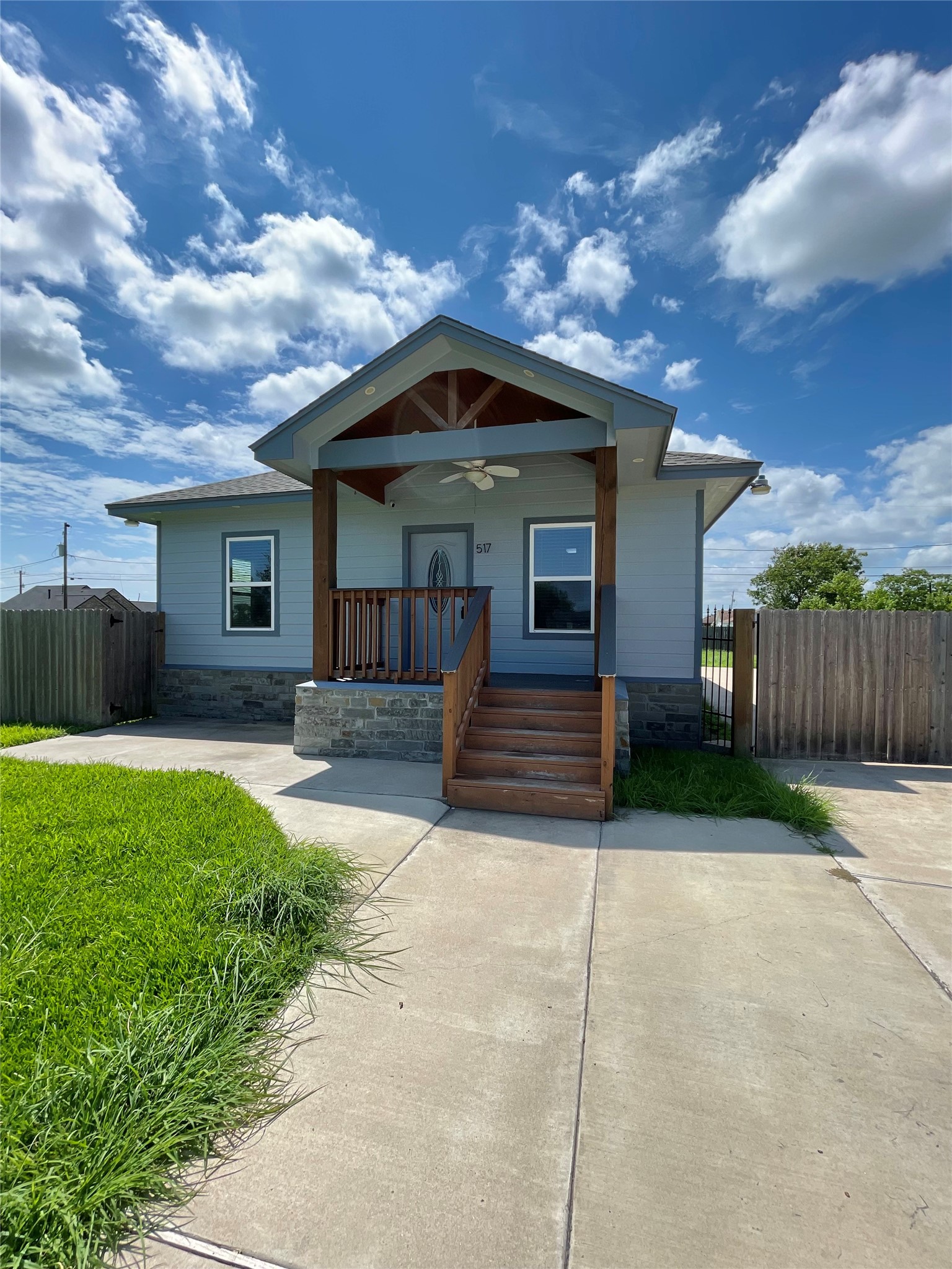 517 S Avenue G Property Photo 1