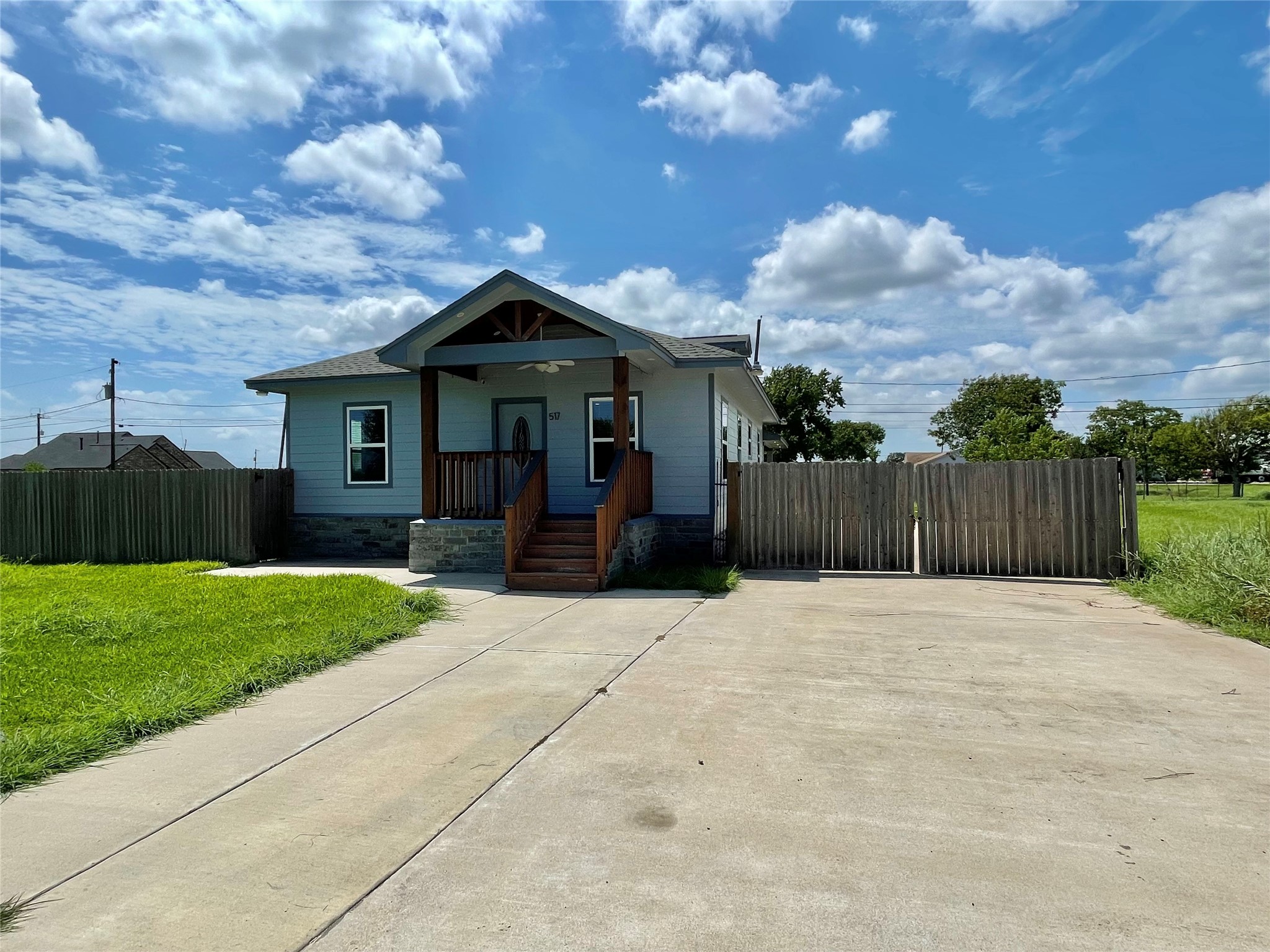 517 S Avenue G Property Photo 2