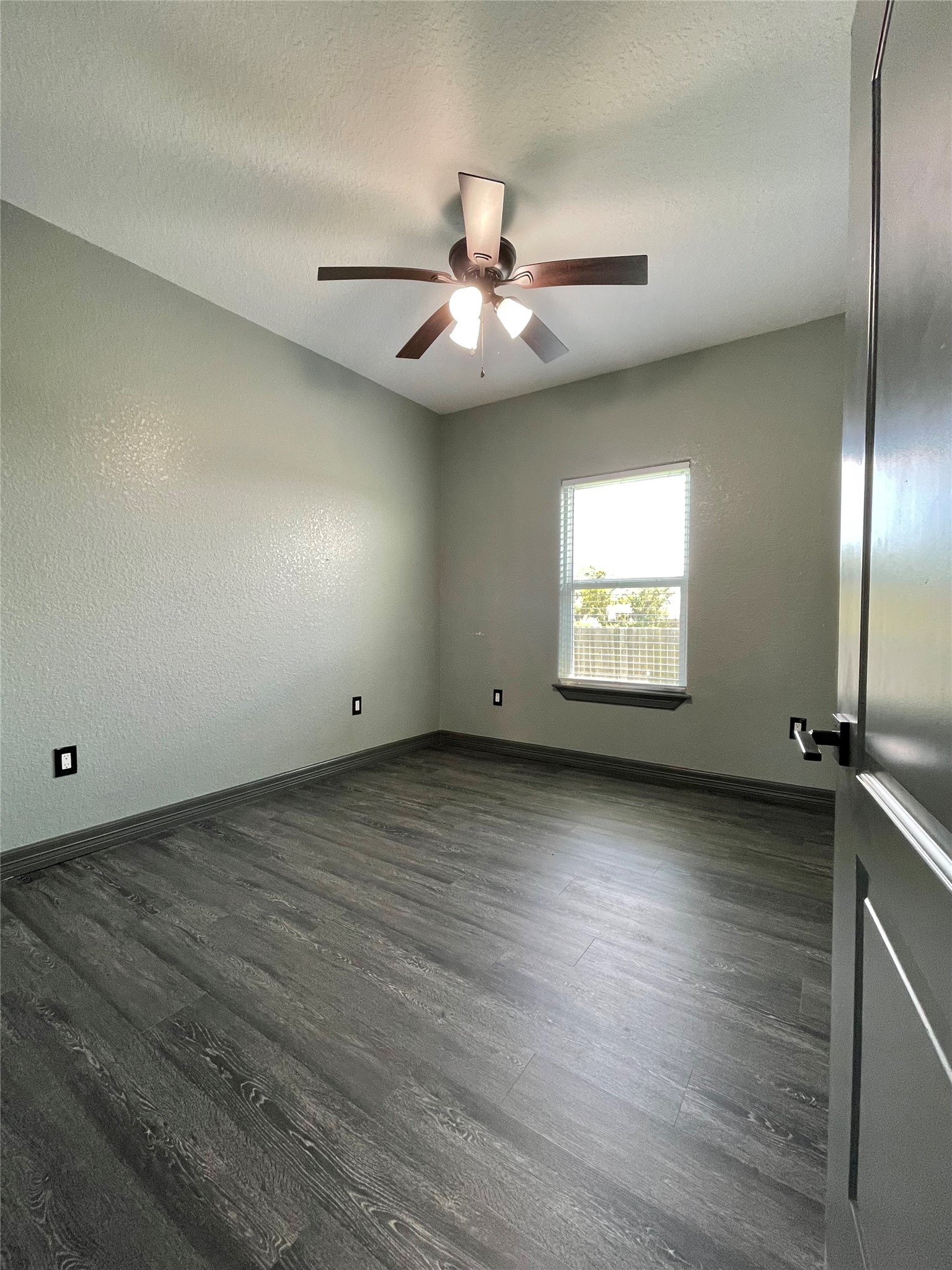 517 S Avenue G Property Photo 20