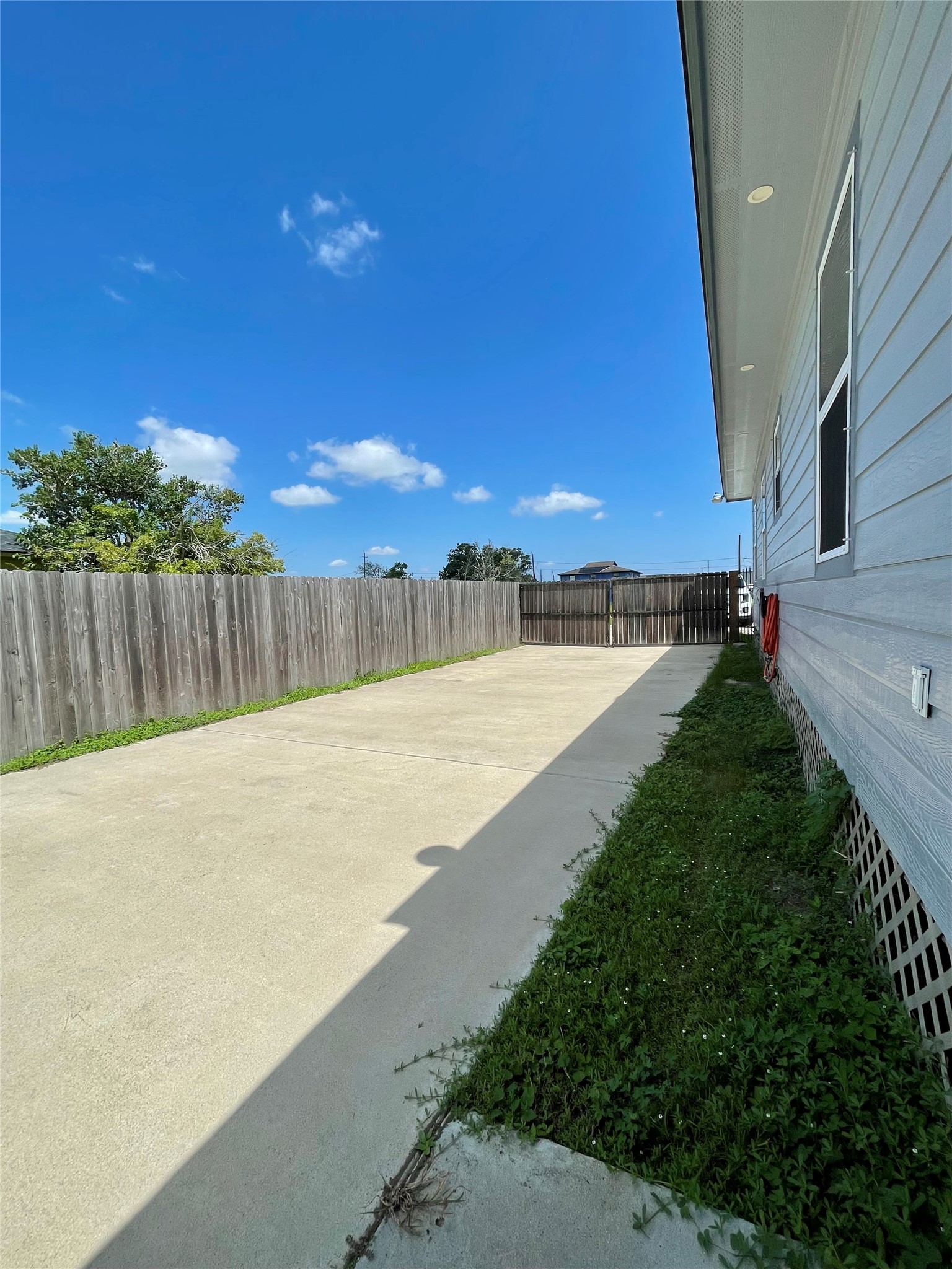 517 S Avenue G Property Photo 24
