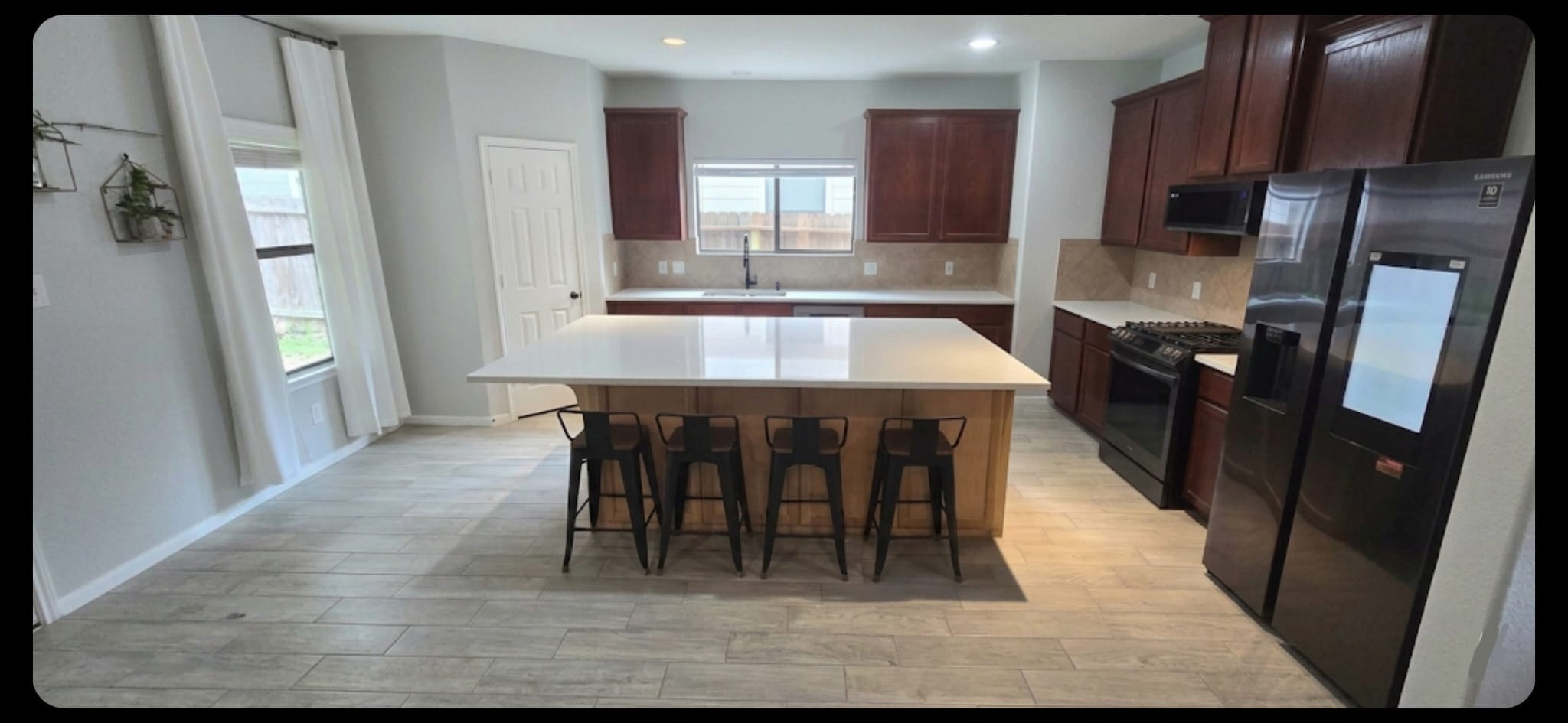 2611 Lexington Park Drive Property Photo 4