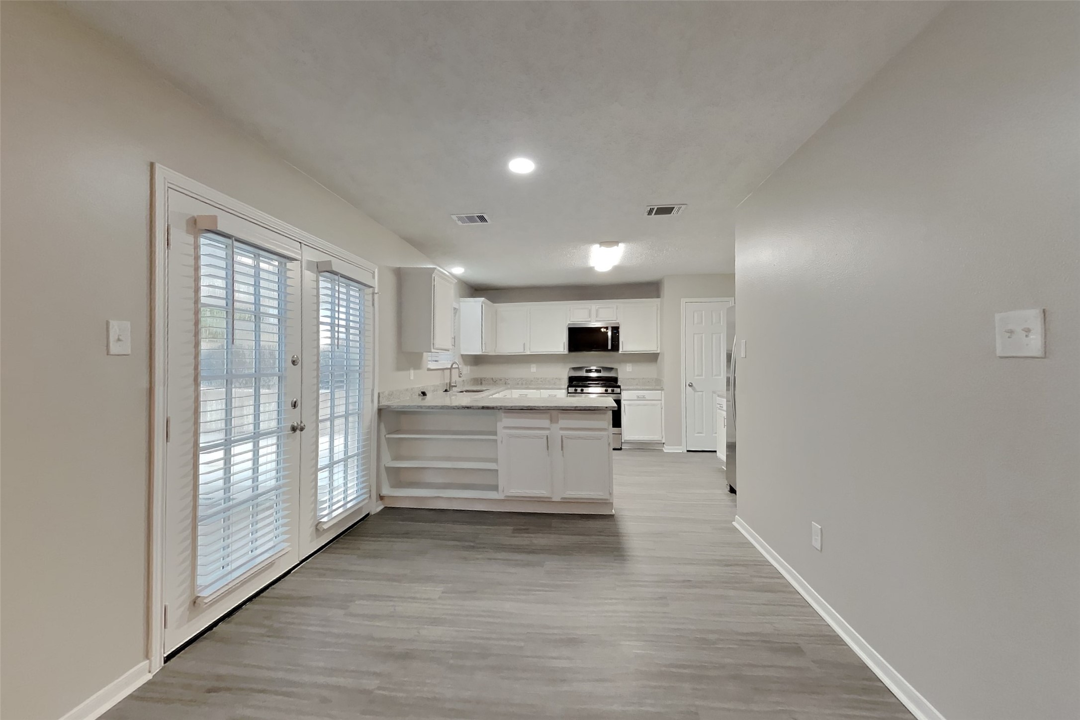 20402 Avery Point Drive Property Photo 4