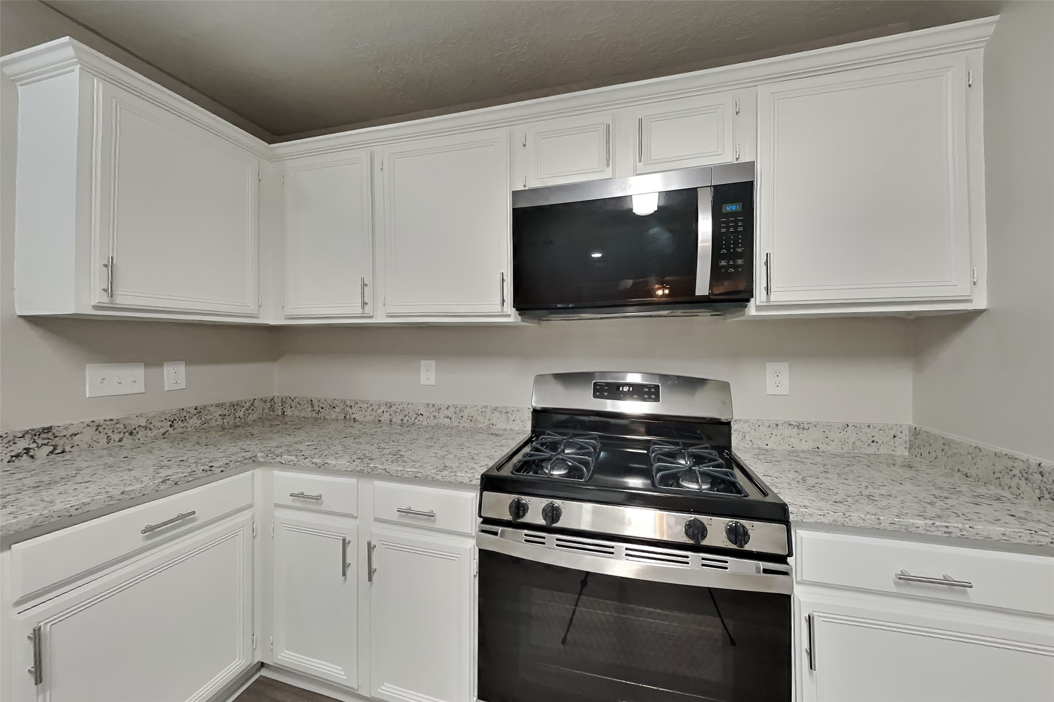 20402 Avery Point Drive Property Photo 5