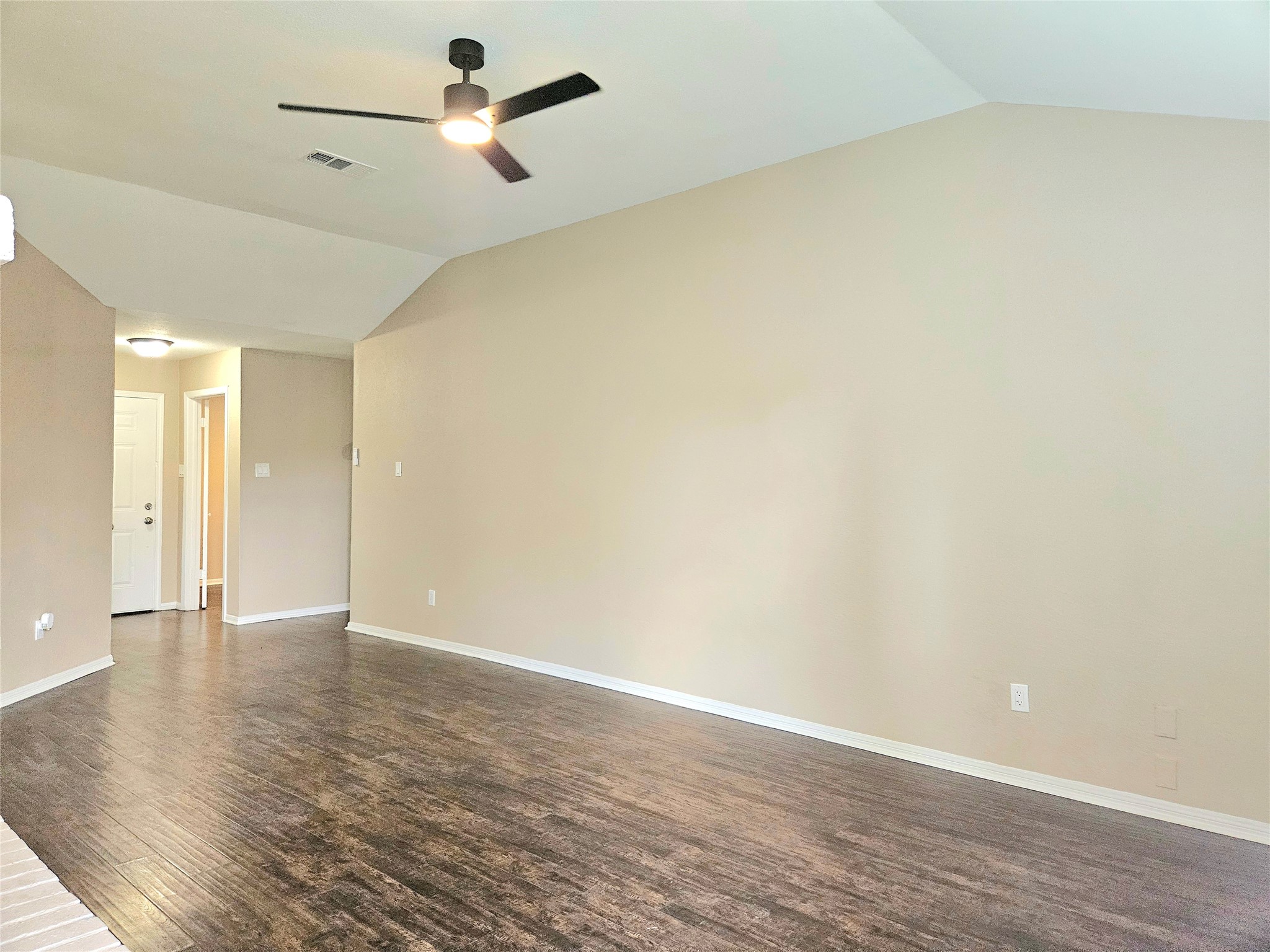 4231 Southchase Lane Property Photo 4