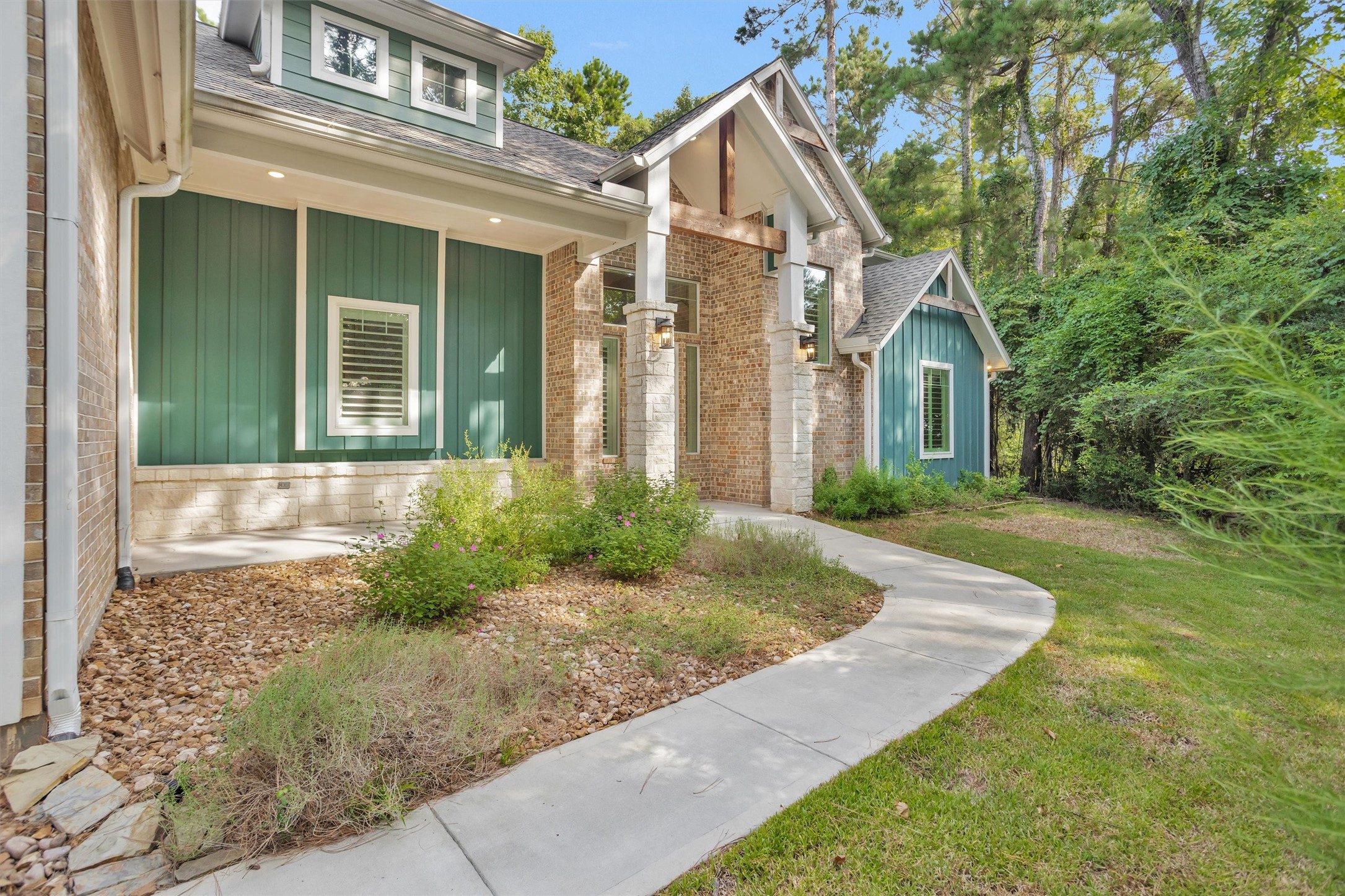 15558 Roberts Court Property Photo 2