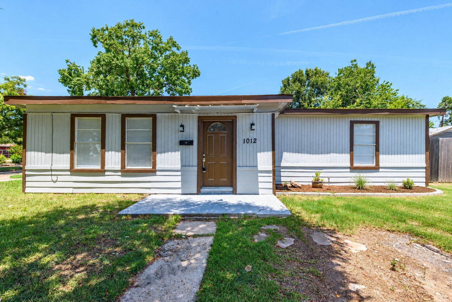 1012 W Hart Avenue Property Photo 1