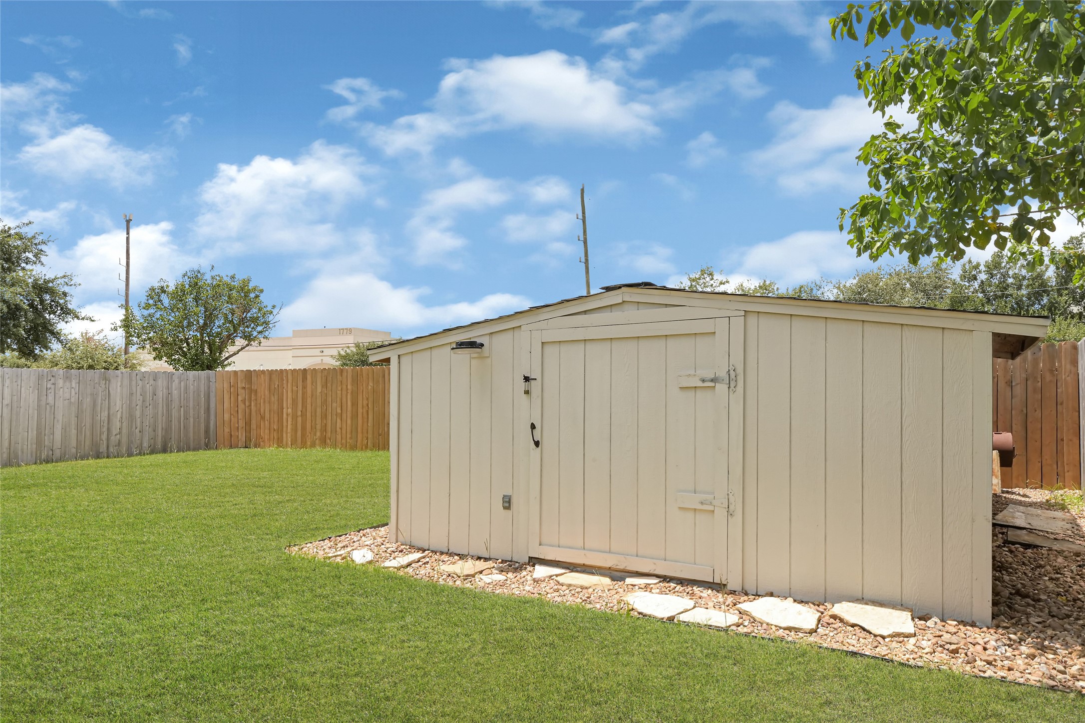 1807 Strongs Court Property Photo 21