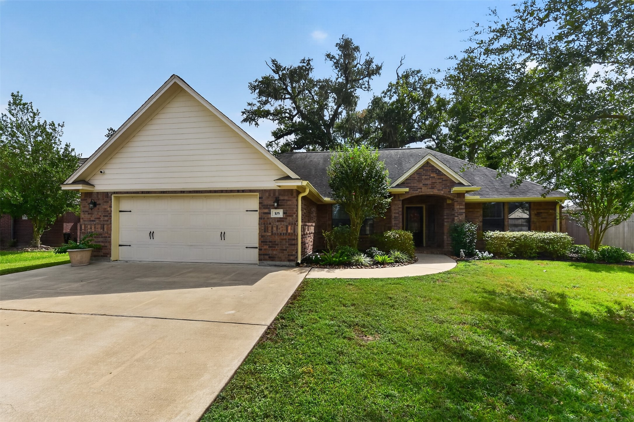 105 Blue Jay Drive Property Photo 1