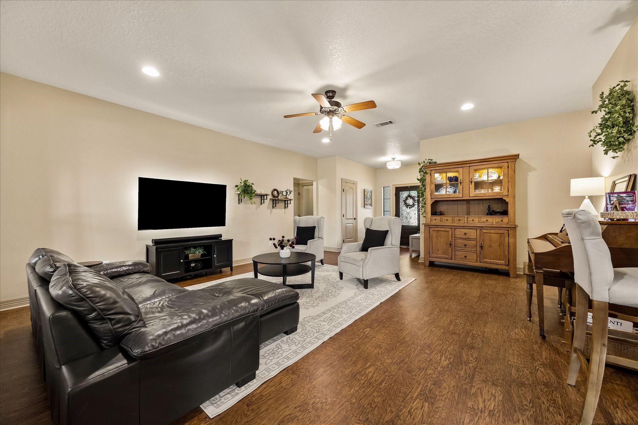 105 Blue Jay Drive Property Photo 3