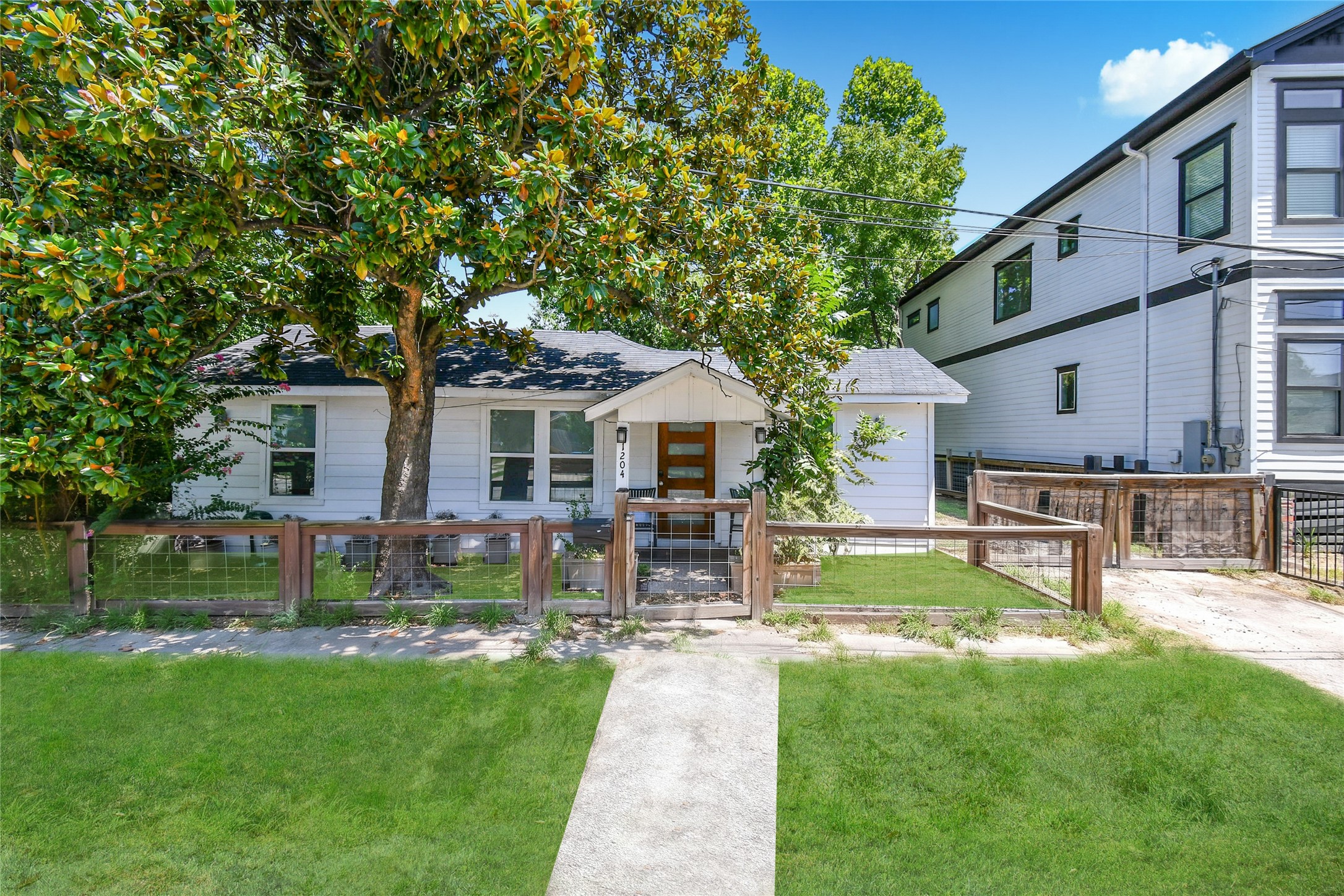 1204 Archer St Property Photo 1
