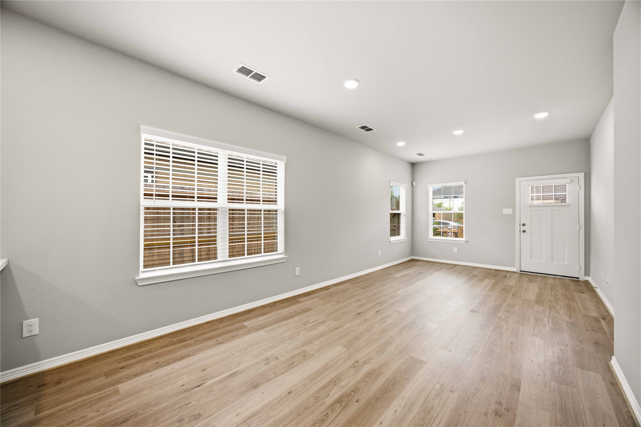 6423 Paris Street Property Photo 8