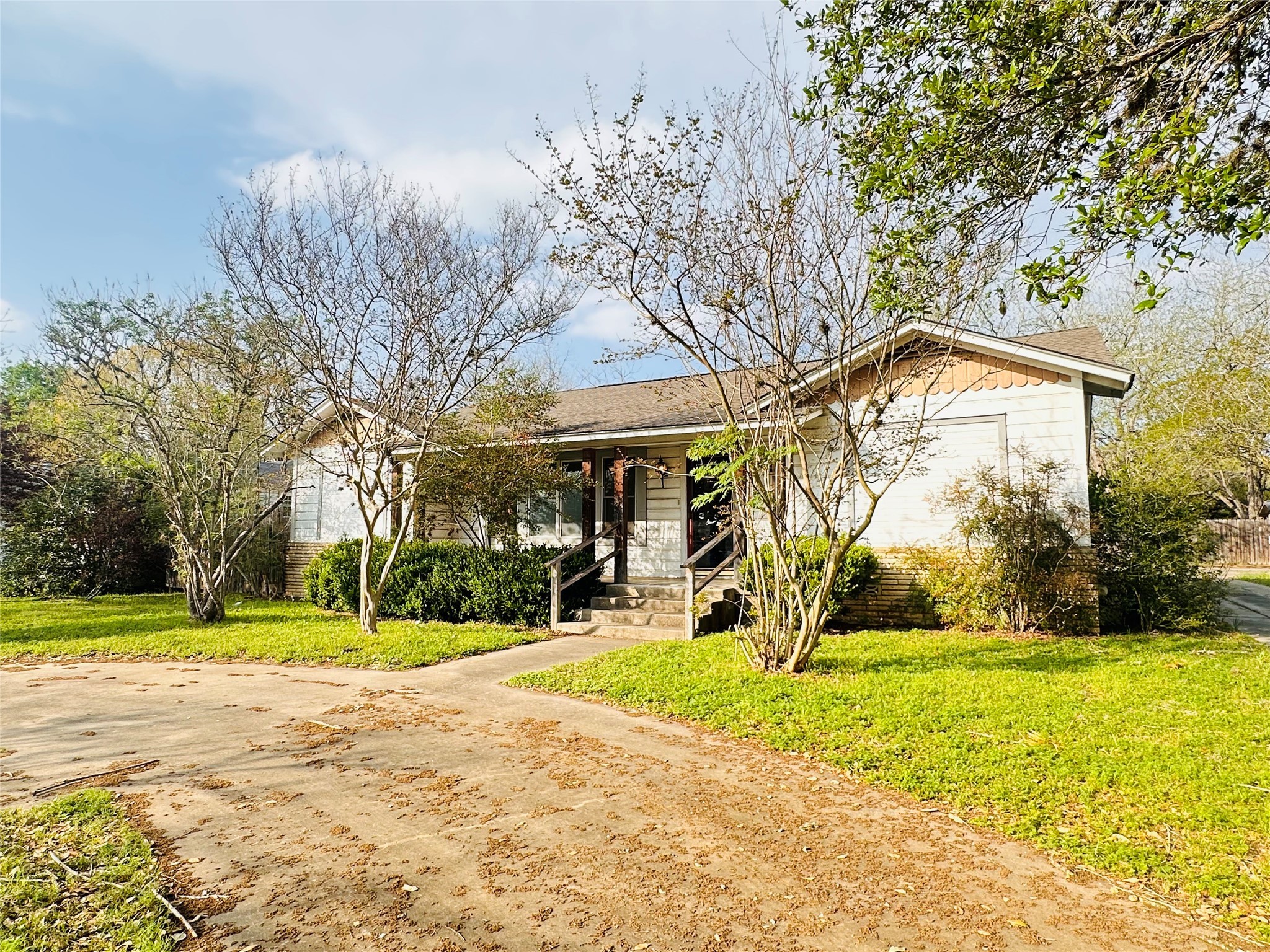 1019 E Gonzales Street Property Photo 1