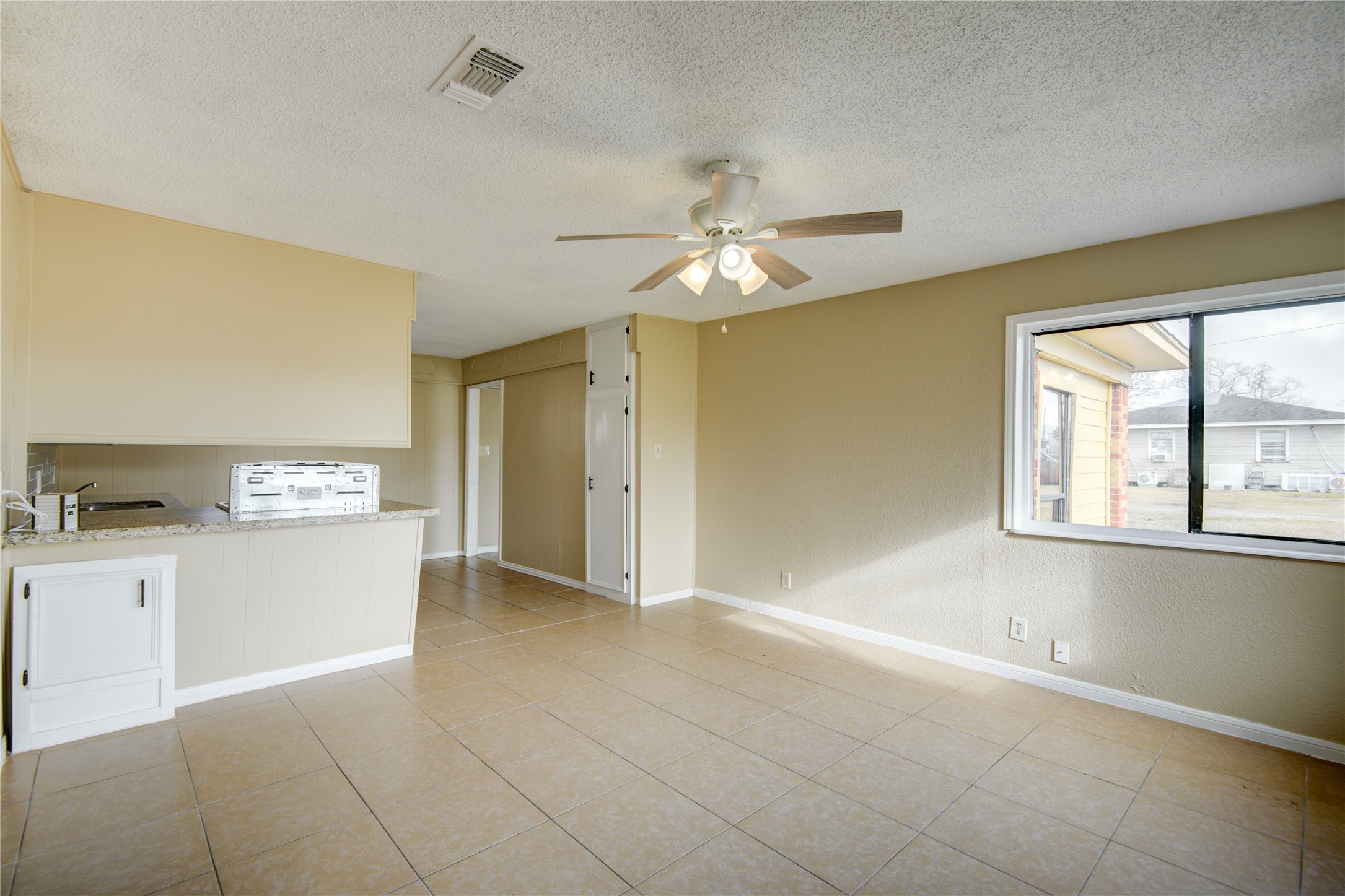 222 S Avenue G Property Photo 4