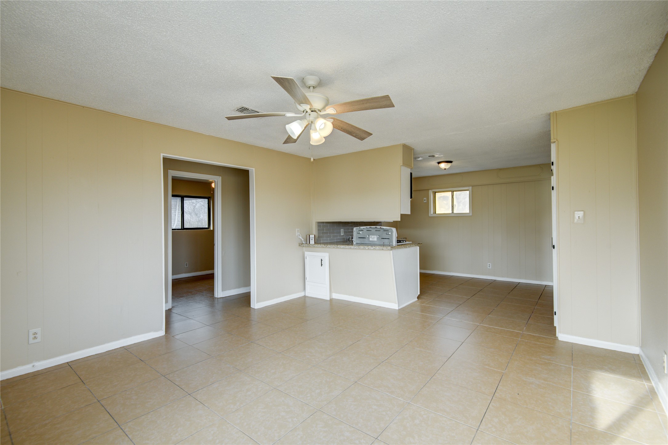222 S Avenue G Property Photo 5