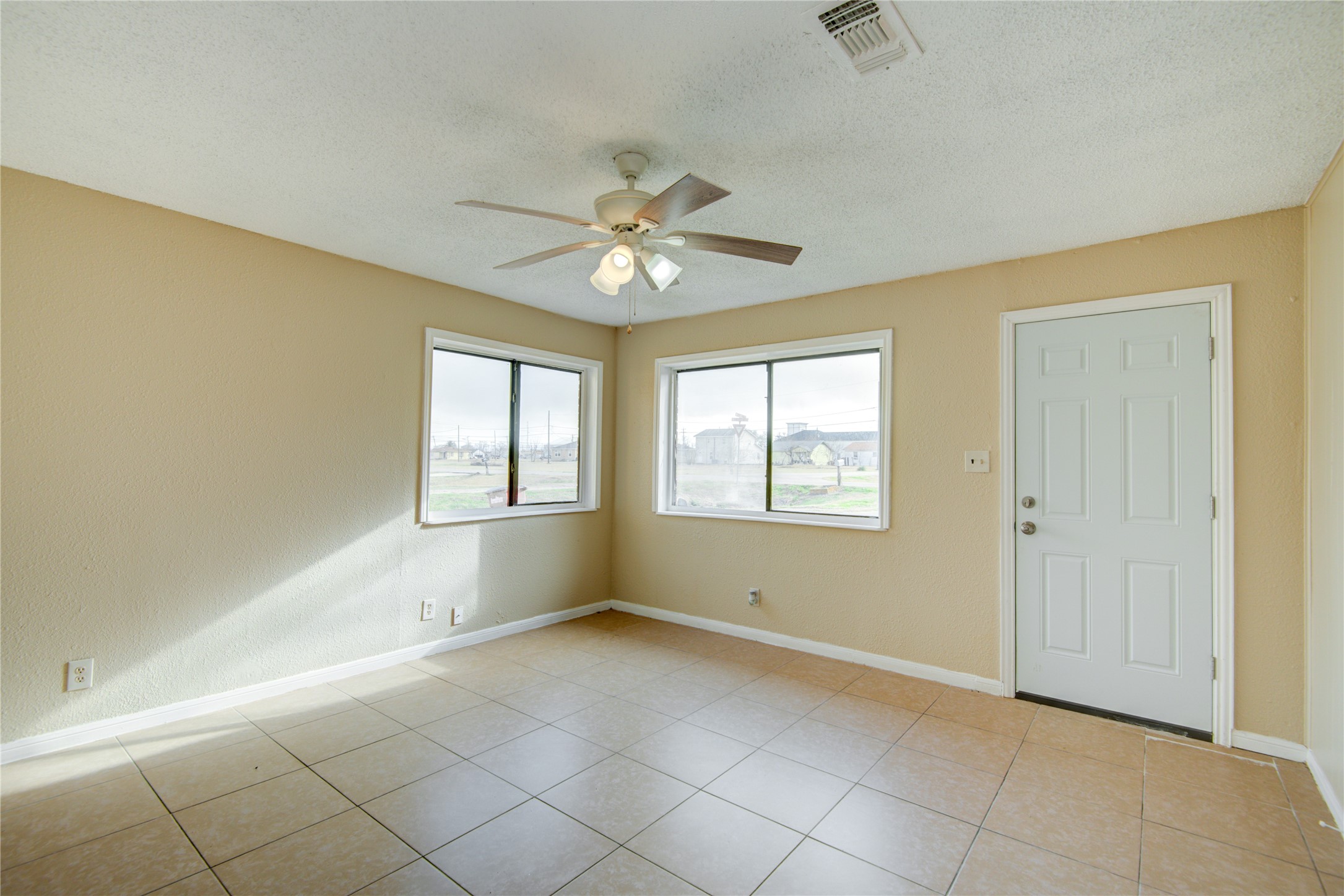 222 S Avenue G Property Photo 7
