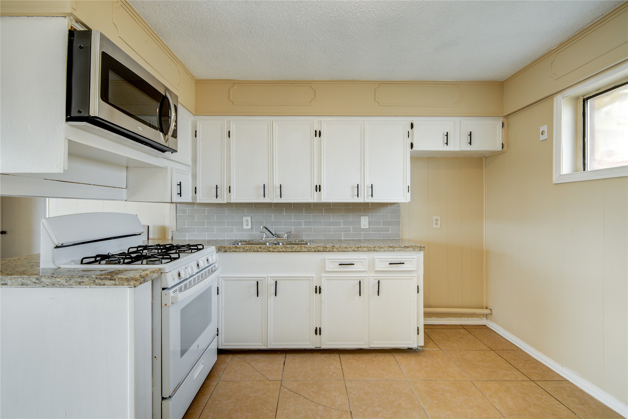 222 S Avenue G Property Photo 9
