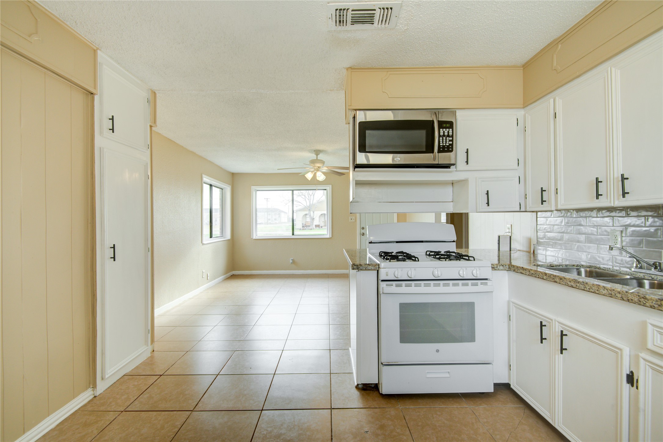 222 S Avenue G Property Photo 11