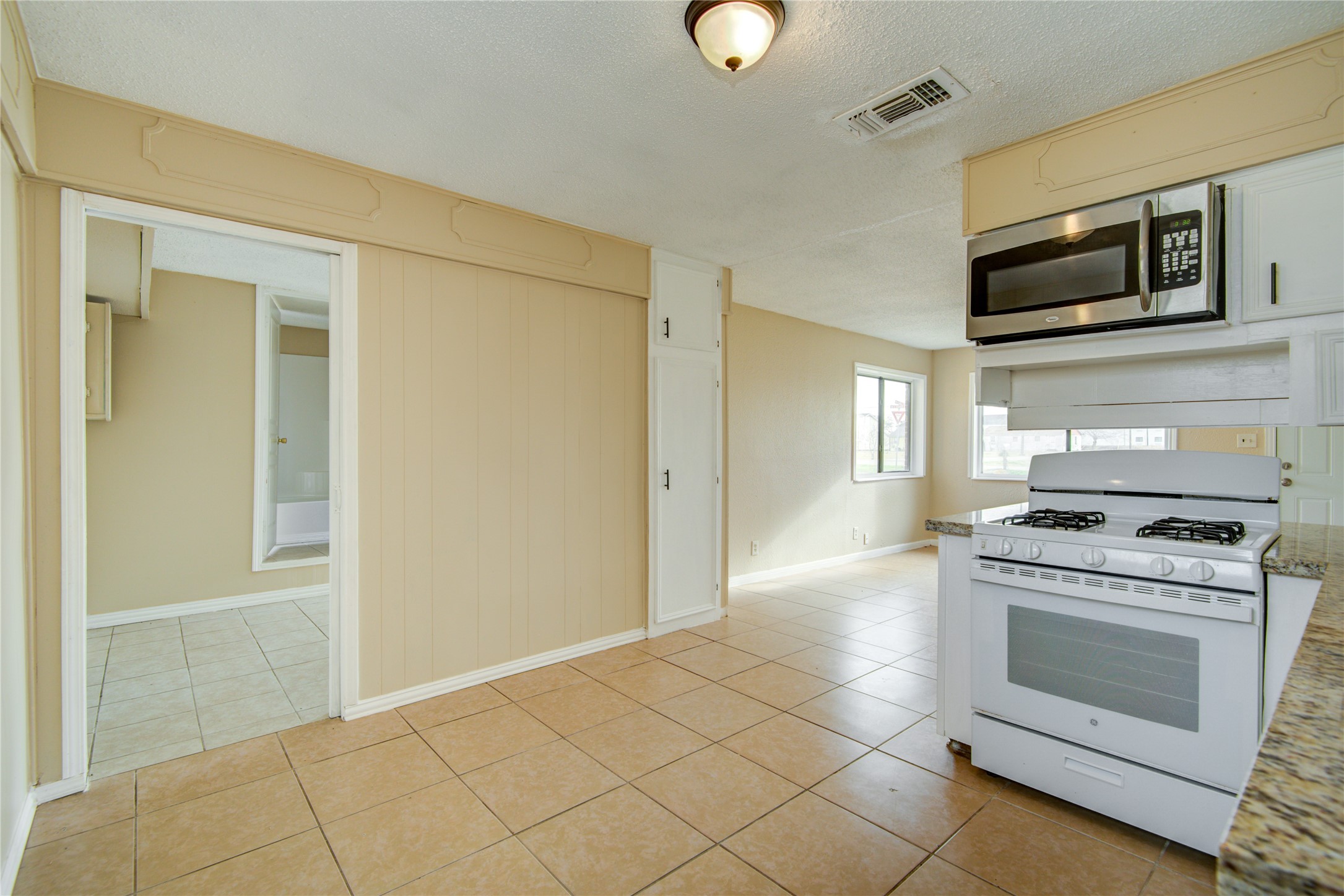 222 S Avenue G Property Photo 12