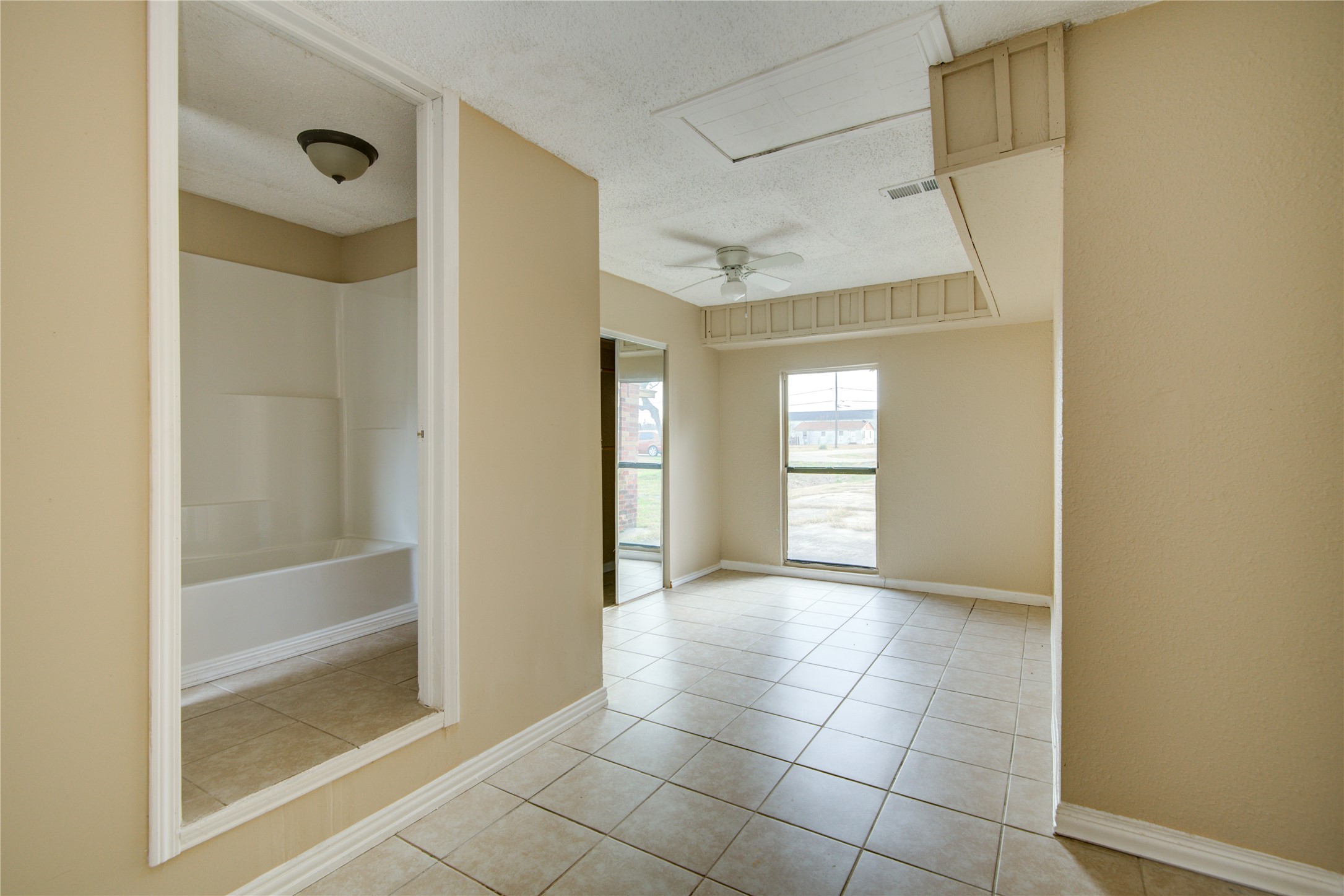 222 S Avenue G Property Photo 13