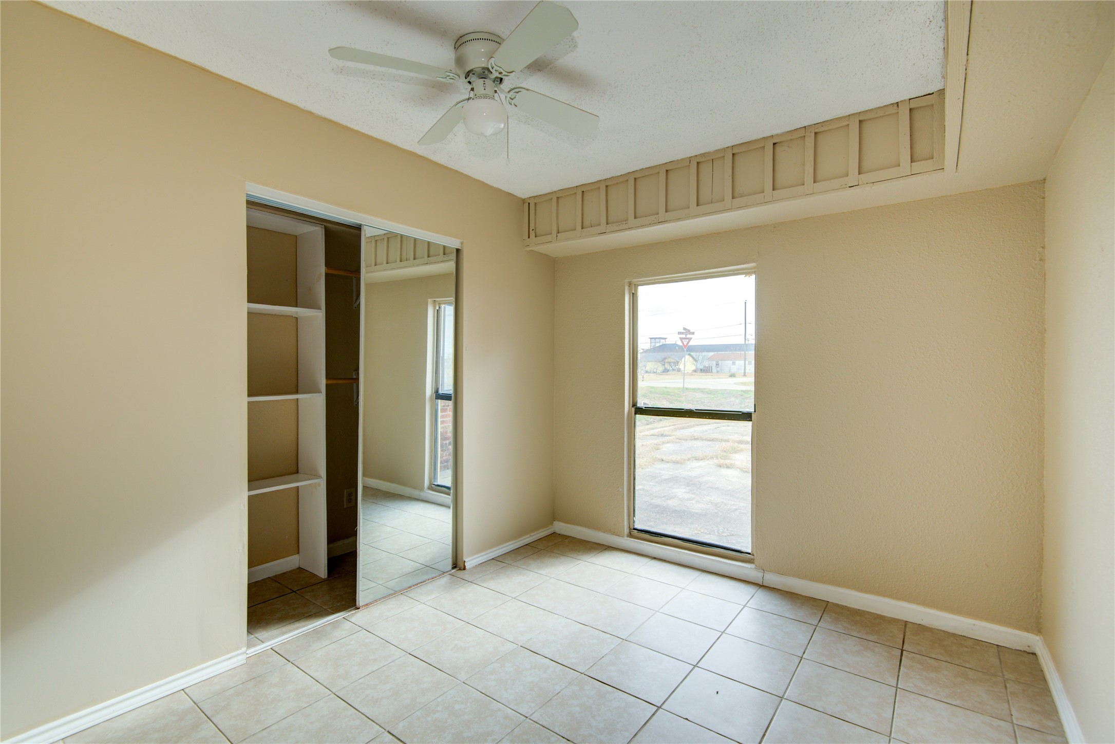 222 S Avenue G Property Photo 14