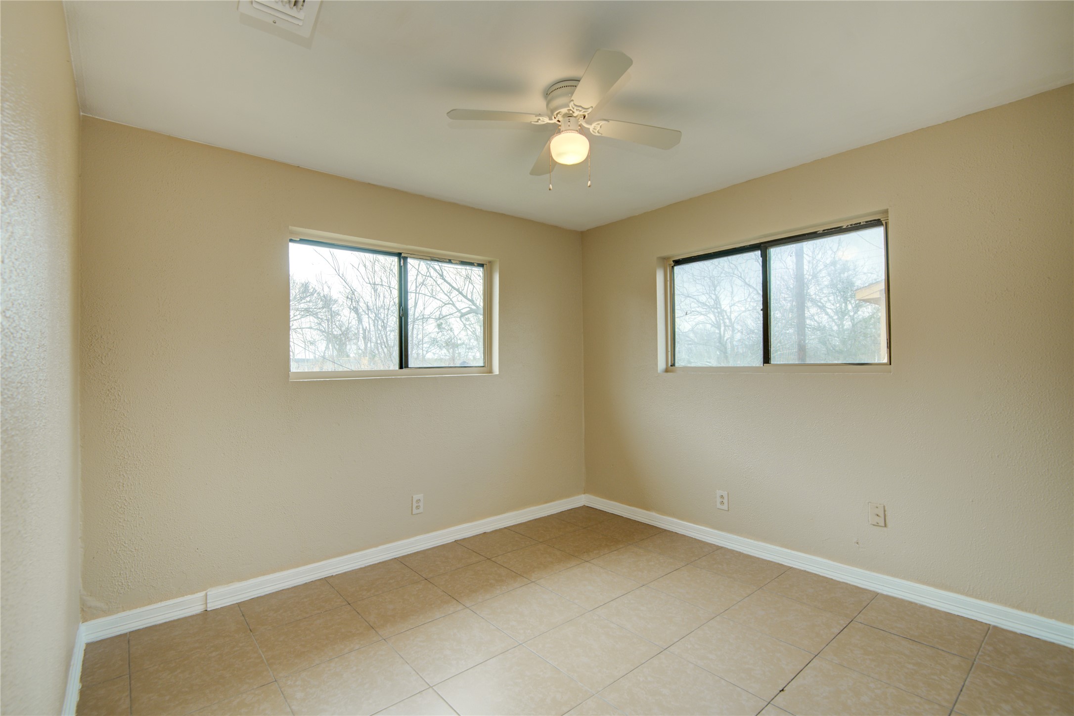 222 S Avenue G Property Photo 23