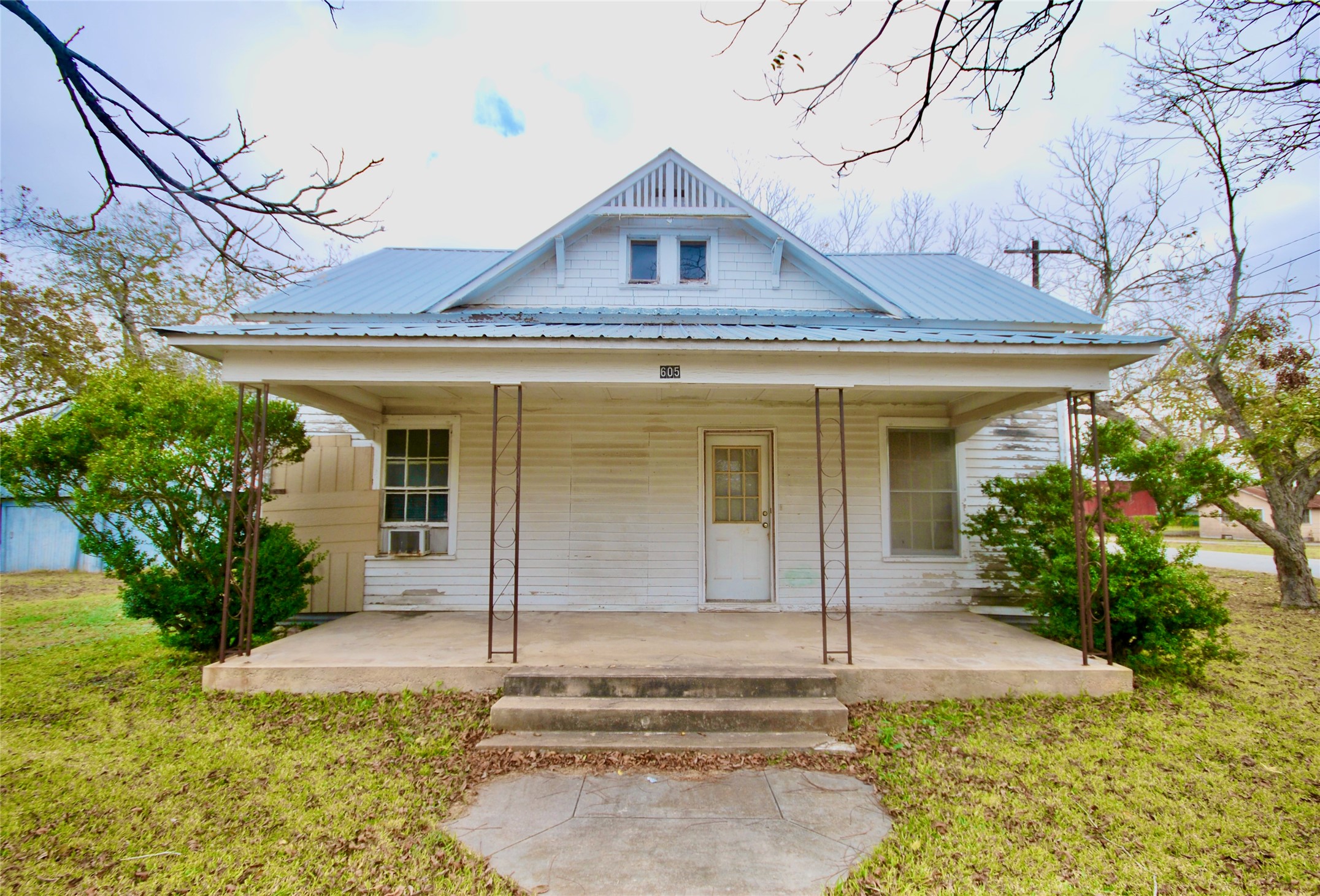 605 S Hackberry Property Photo