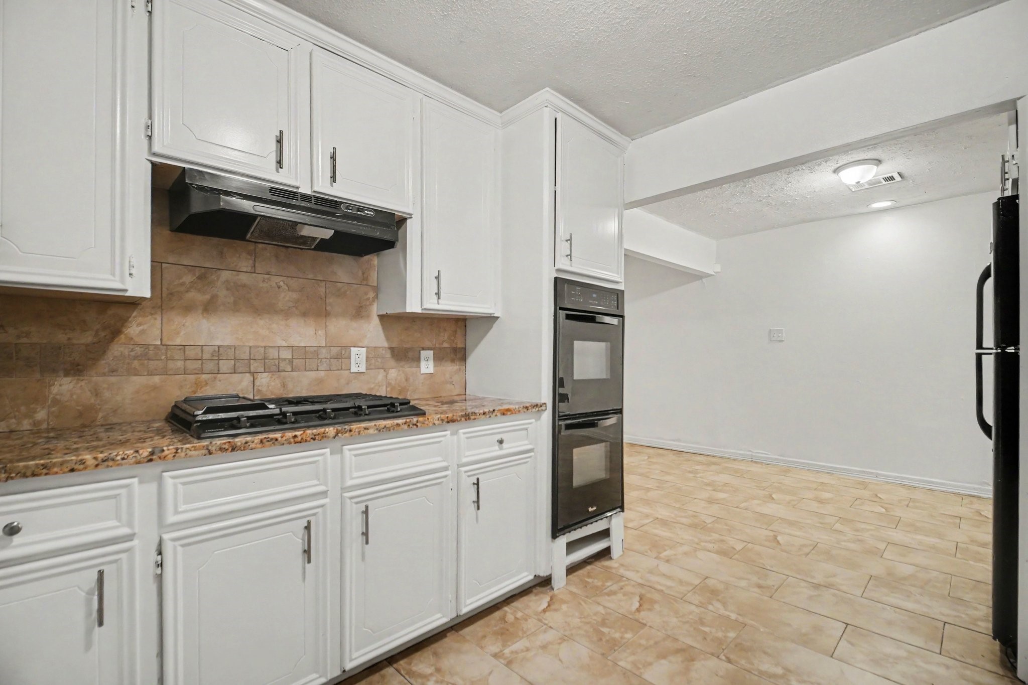 2121 Hickory Lane Property Photo 3