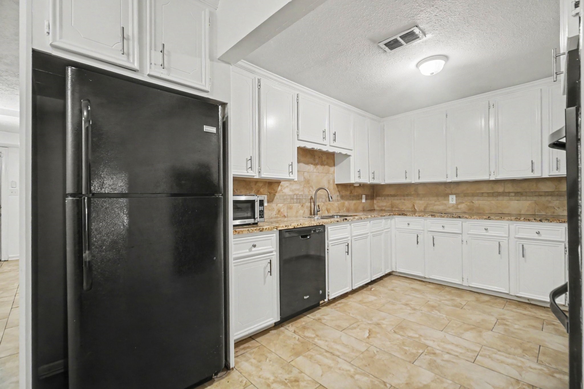 2121 Hickory Lane Property Photo 4