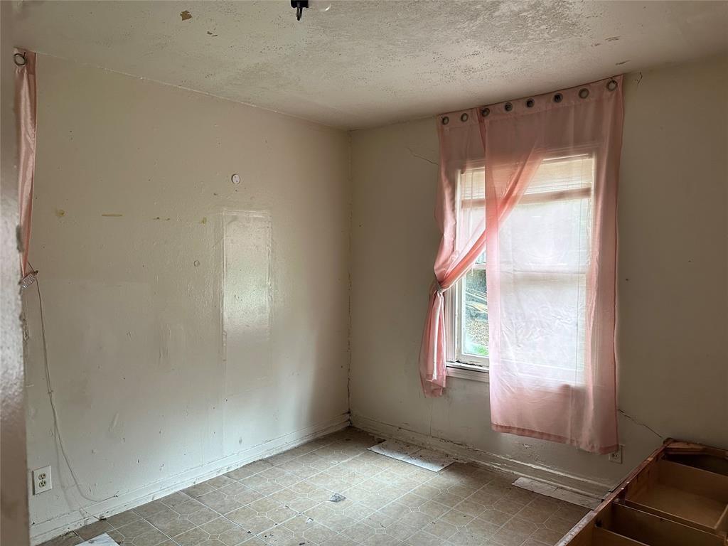 7326 Le Havre Road Property Photo 5