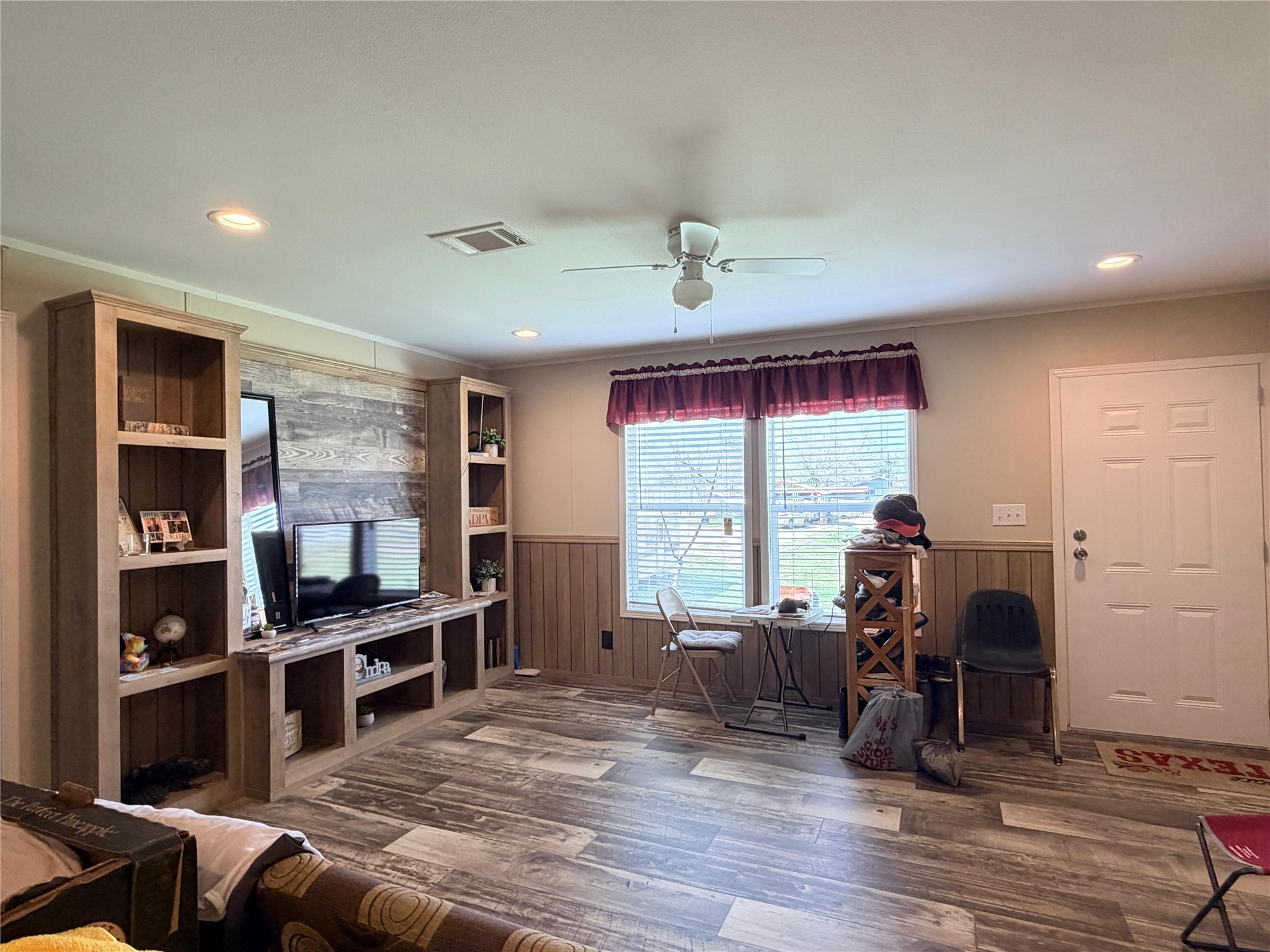 13700 Burnett Road Property Photo 1